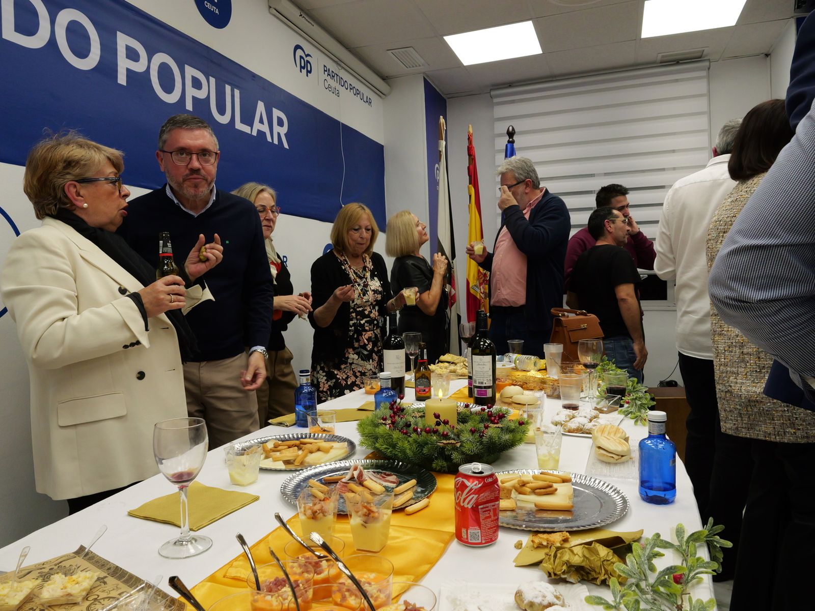 Vivas sugiere un relevo futuro y reivindica su gestión en la copa navideña del PP