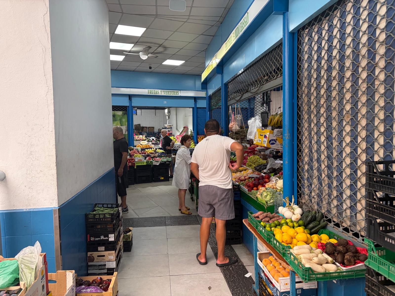 Muchos puestos del Mercado Central aguantan abiertos “hasta lo que se pueda”