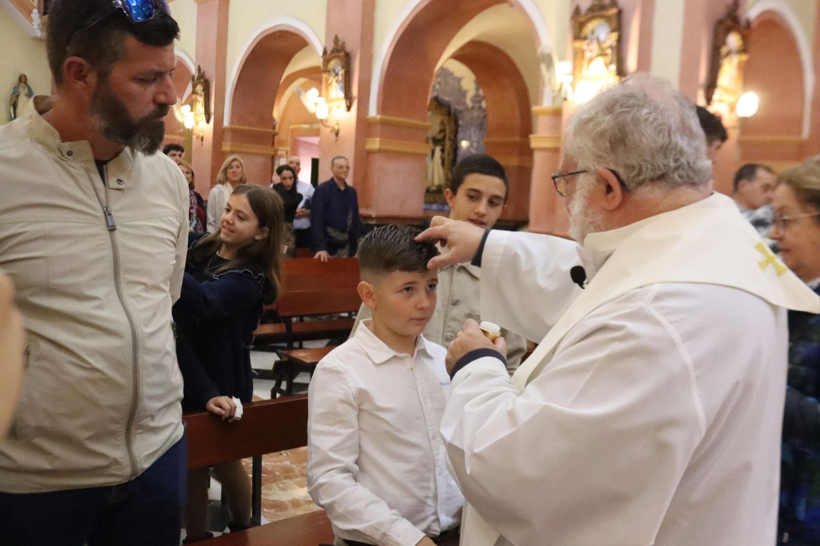 Daniel, Adrián y Noel reciben el Sacramento del bautismo