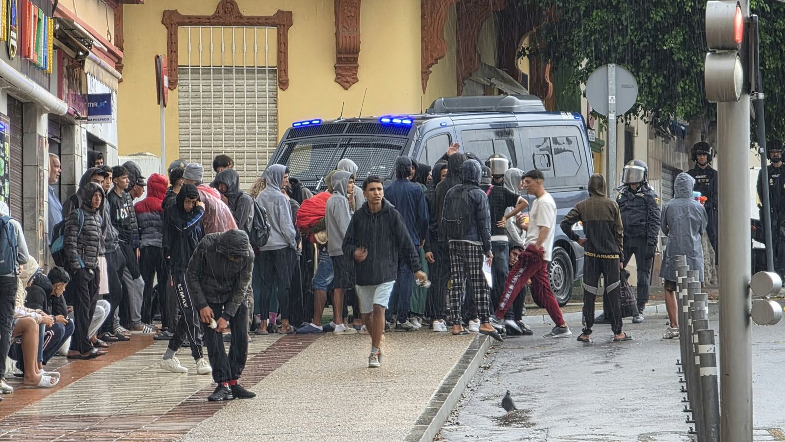 Menores este domingo a las puertas de la Jefatura de La Policía Nacional para ser filiados