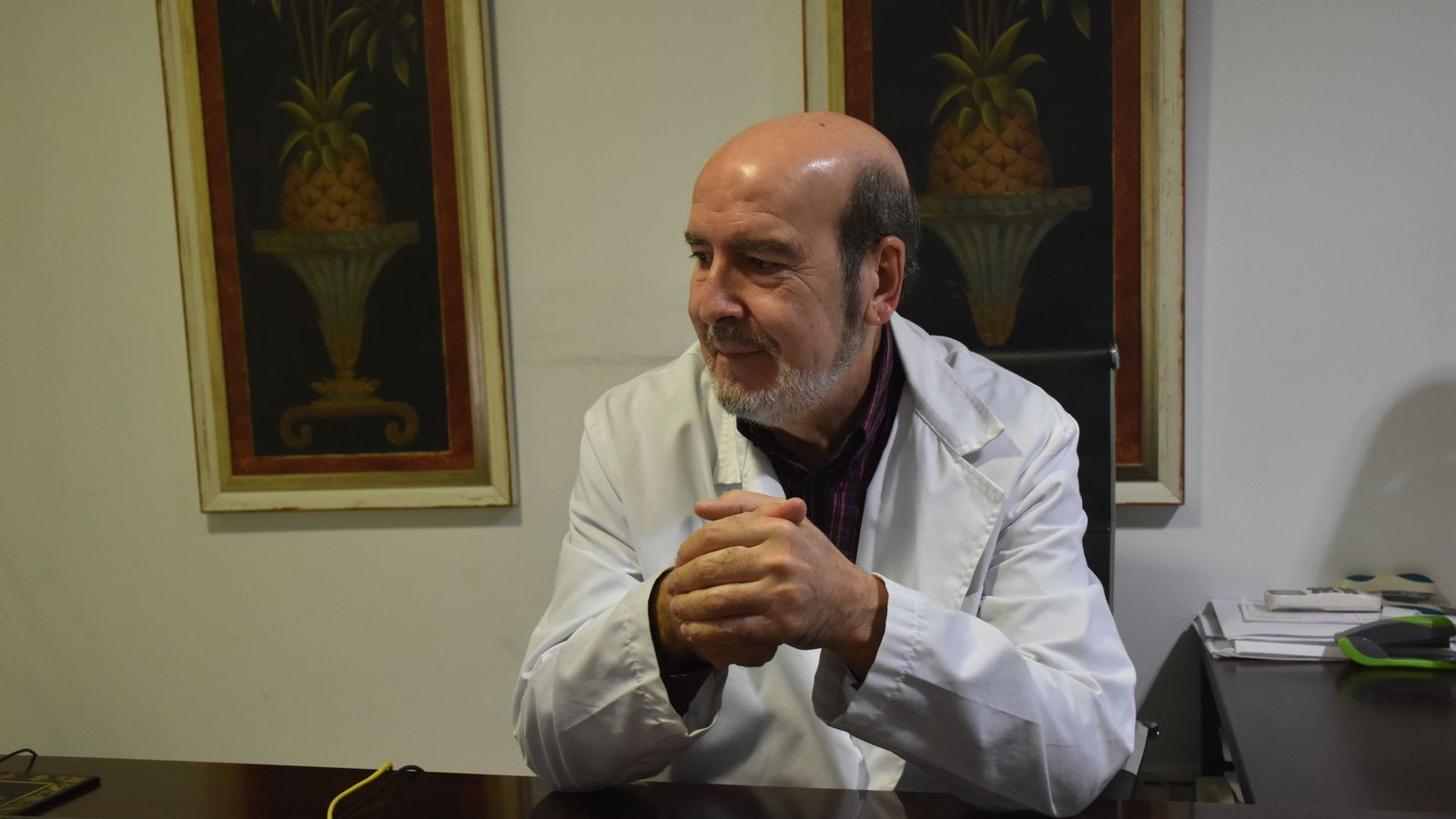 El cirujano José Muñoz Espejo en una consulta de la clínica Ceuta Medical Center