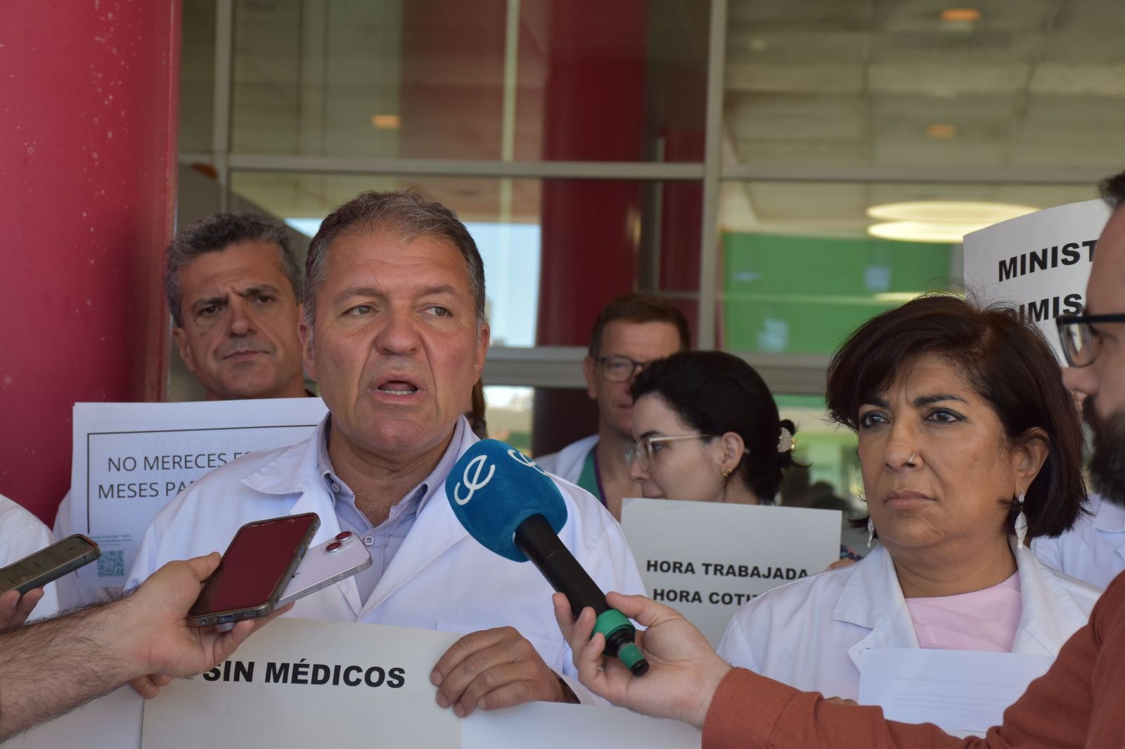 El presidente del Sindicato Médico, Enrique Roviralta, durante una protesta ante el Hospital