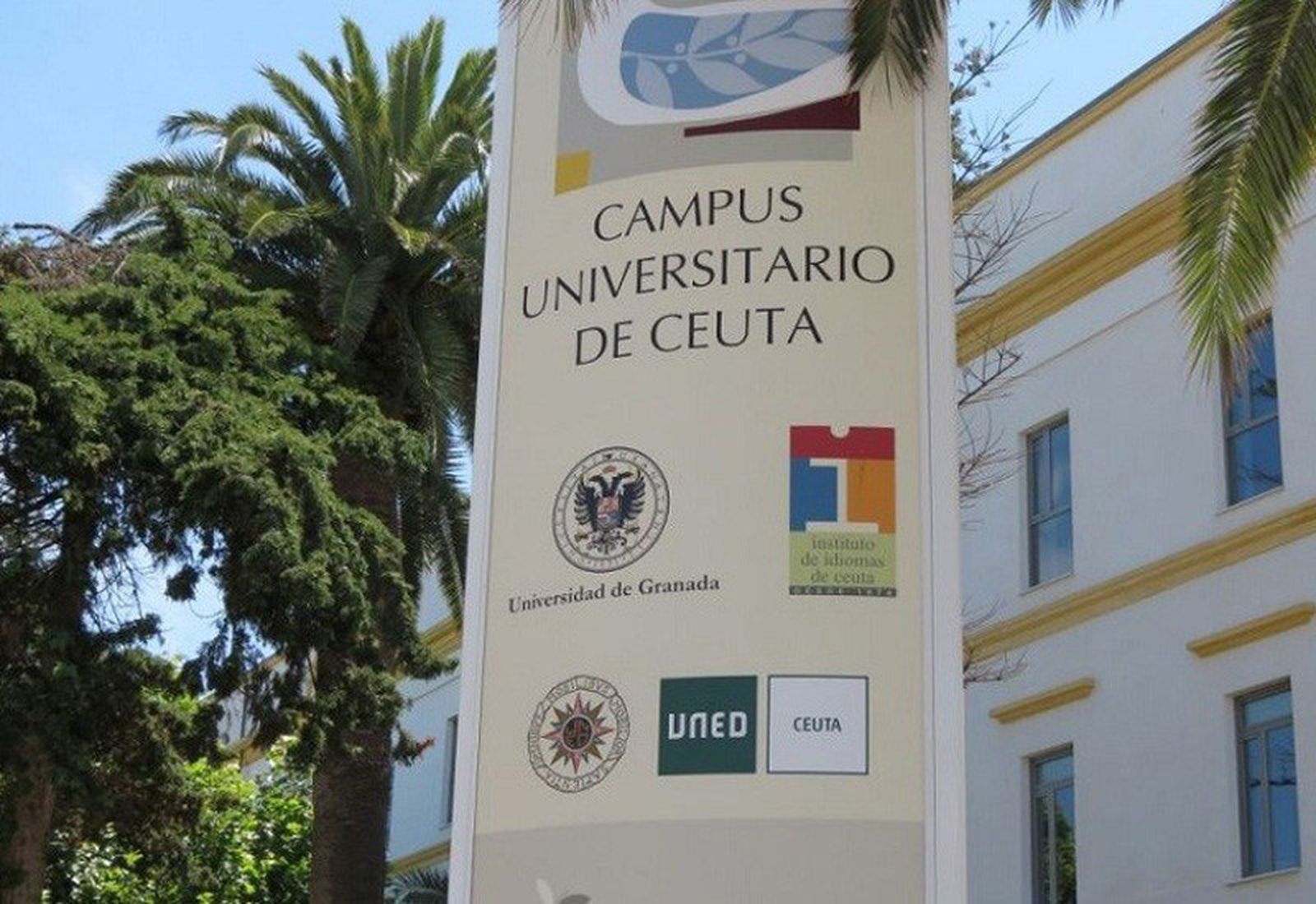 Imagen de archivo de un cartel en el campus de Ceuta. / FOTO EL PUEBLO