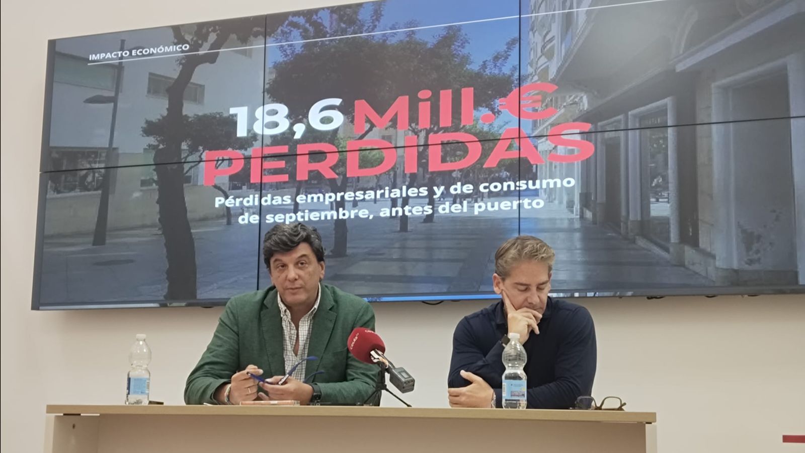 Joaquín Mollinedo (izqda) y Karim Bulaix, durante su comparecencia de este viernes