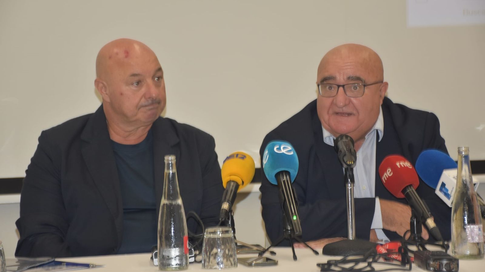 Antonio de la Ossa (dcha.) durante su intervención, junto al consejero de Comercio, Nicola Cecchi