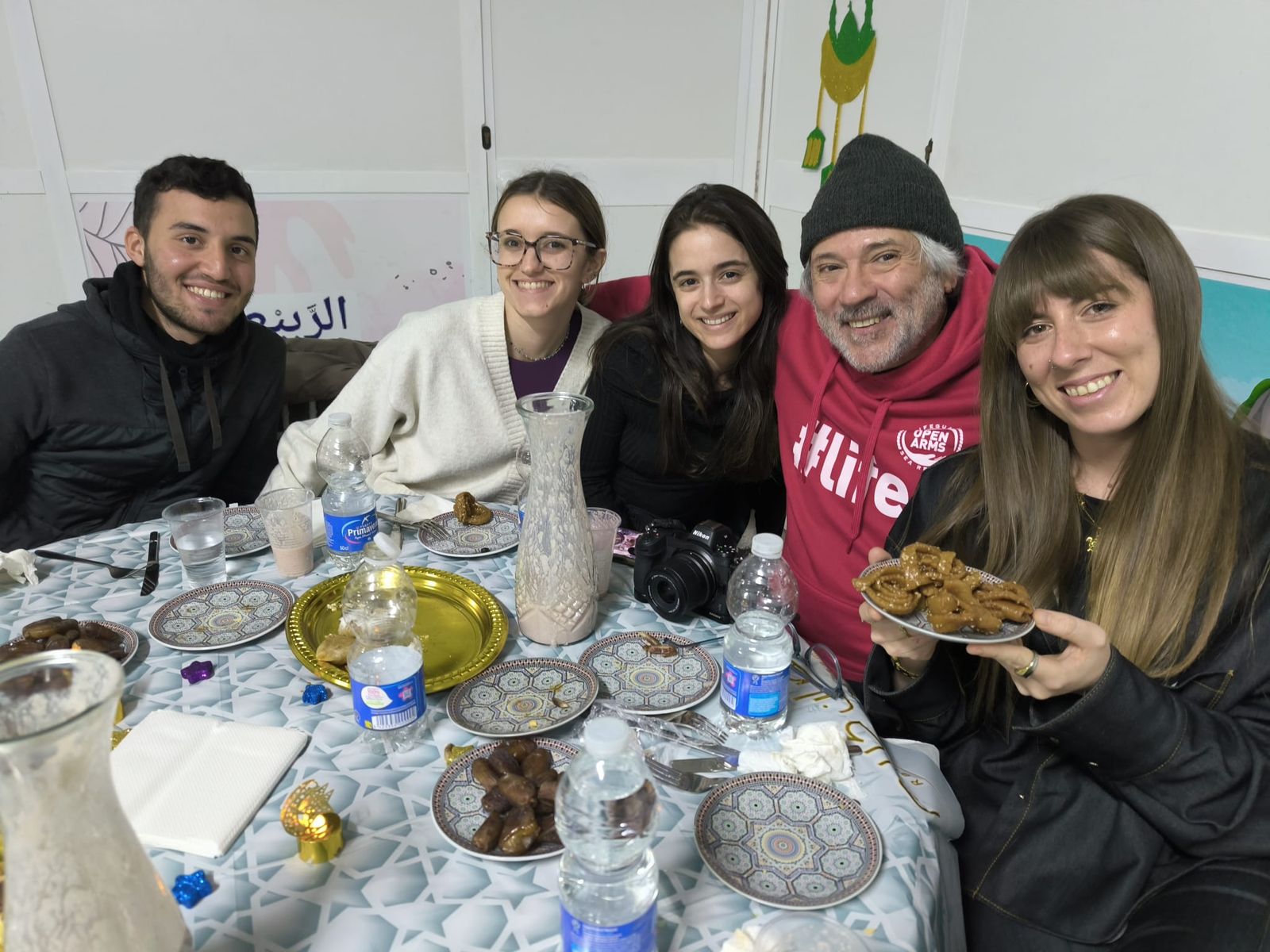 La prensa ceutí disfruta de un delicioso iftar en comunidad y de la mano de Luna Blanca