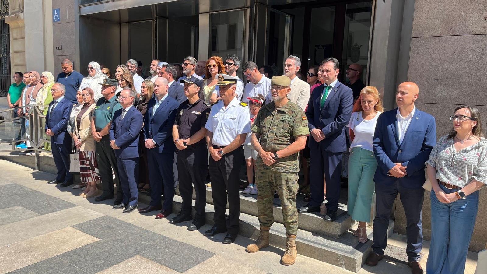 Imagen del minuto de silencio en el Palacio de la Asamblea por las víctimas del terremoto.