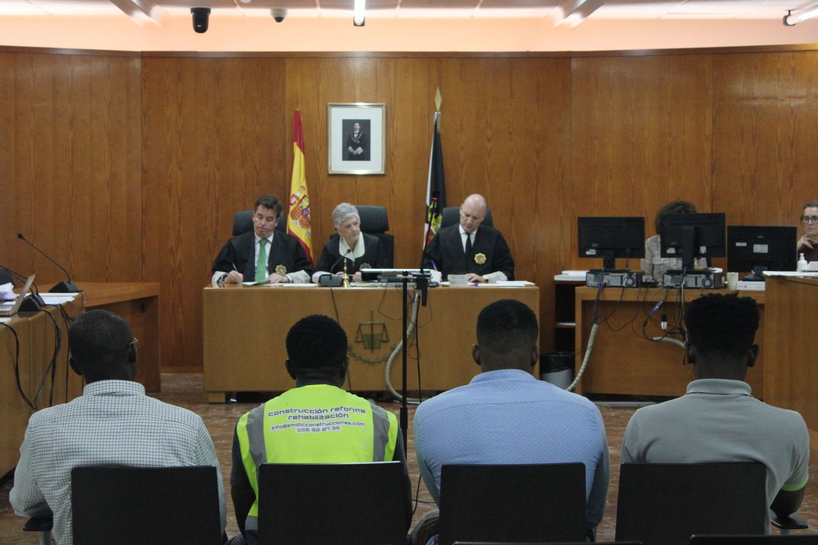 Los acusados, sentados frente al tribunal.
