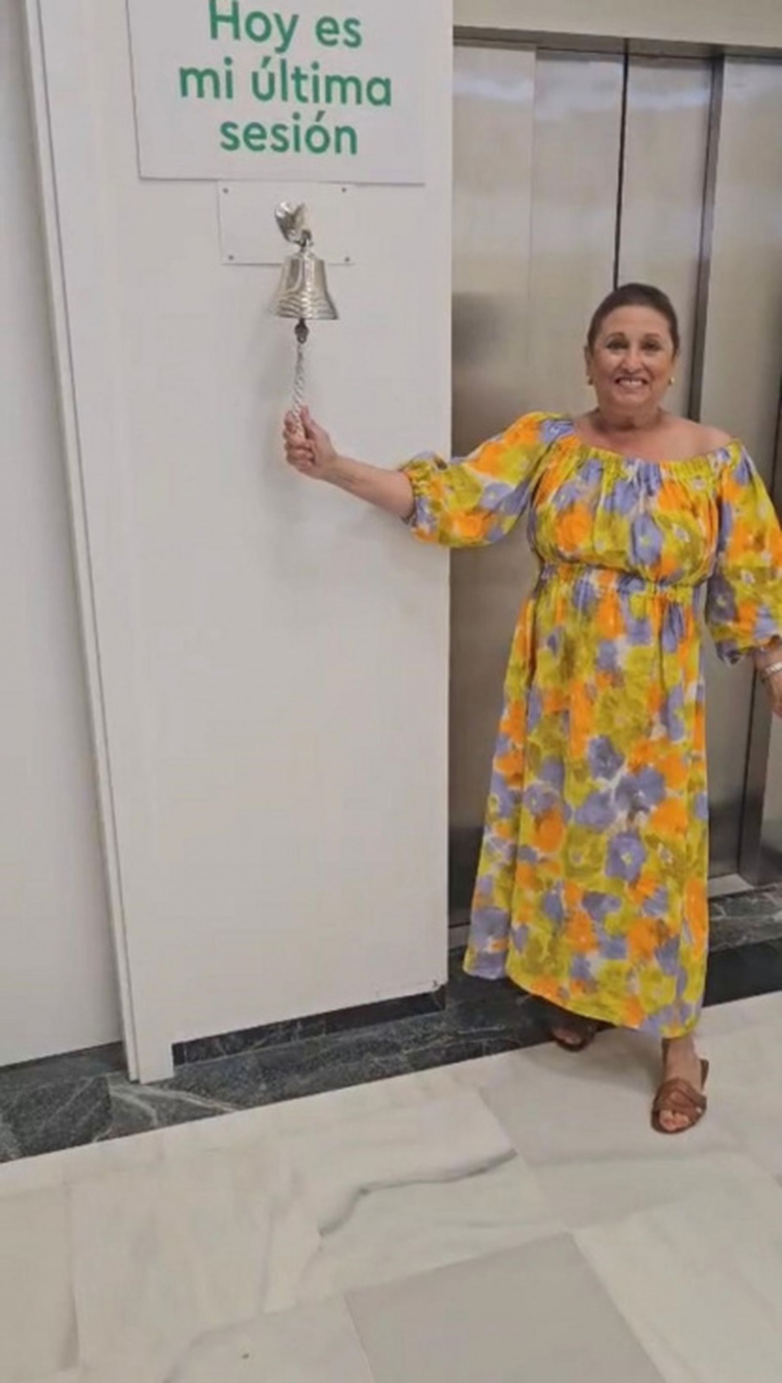 Mariló tocando la campana tras finalizar todas sus sesiones de radioterapia. / FOTO CEDIDA