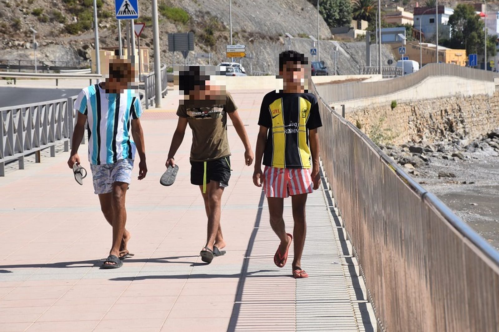 Tres menores caminando por el paseo marítimo de Ceuta. / FOTO NICOL'S
