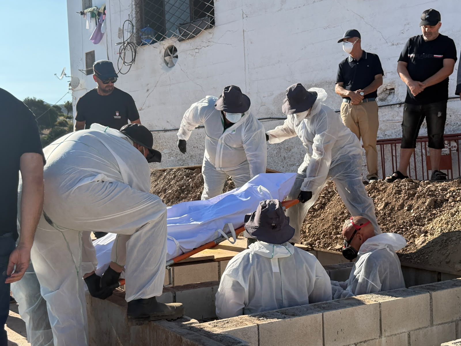 Comienzan a enterrar 18 cuerpos de los más de 80 acumulados en el Hospital Militar tras el 30-J