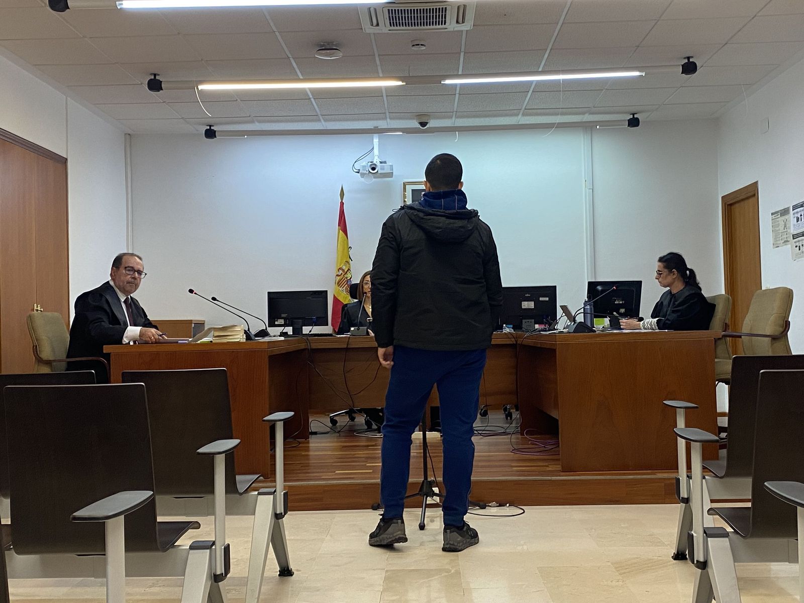 El acusado frente al tribunal.