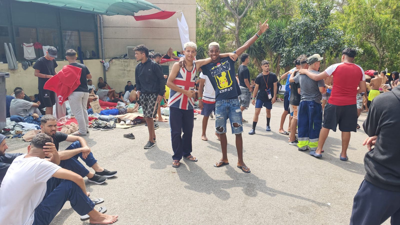 Migrantes magrebíes a las puertas del CETI este martes