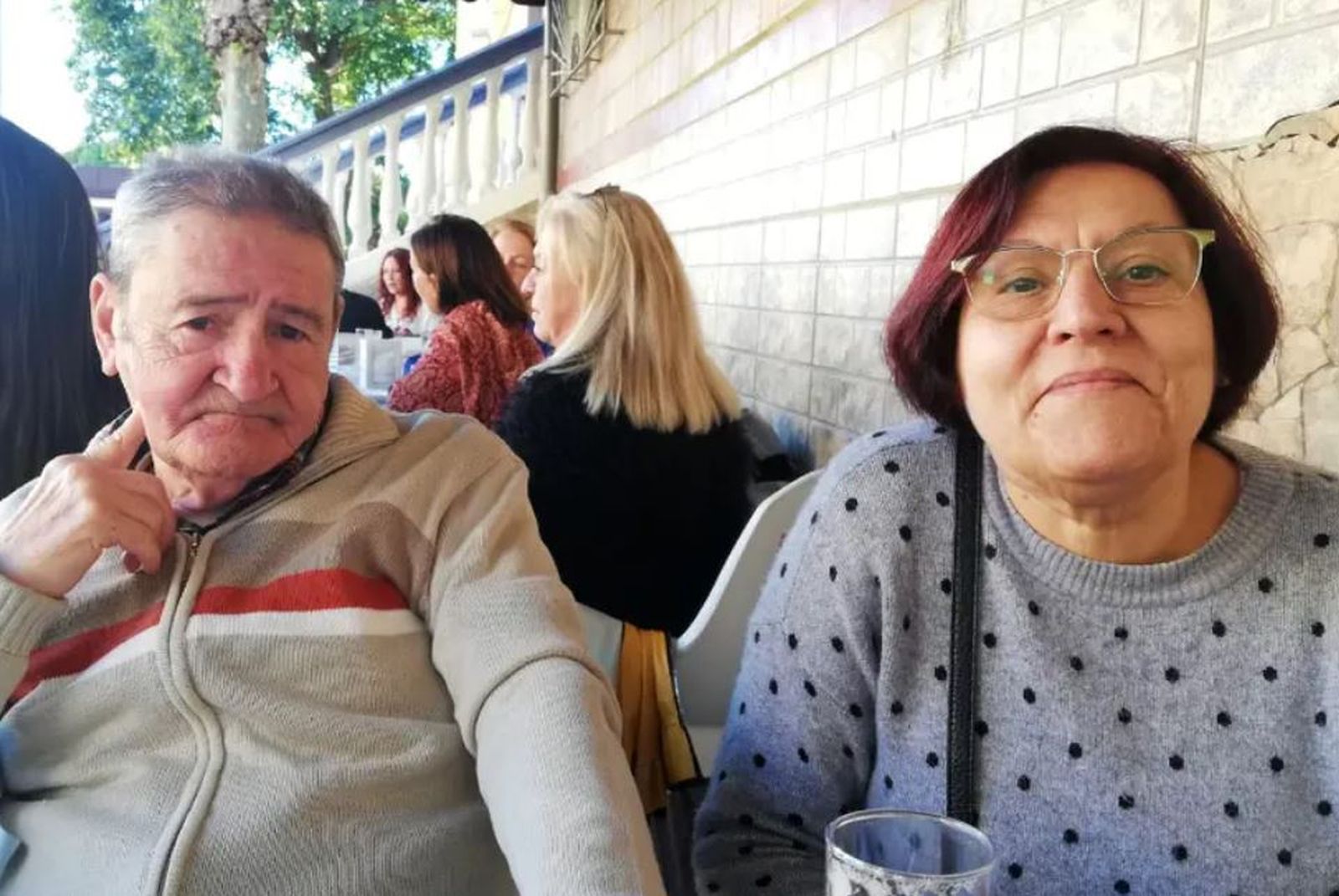 Juan, a la izquierda, junto a África