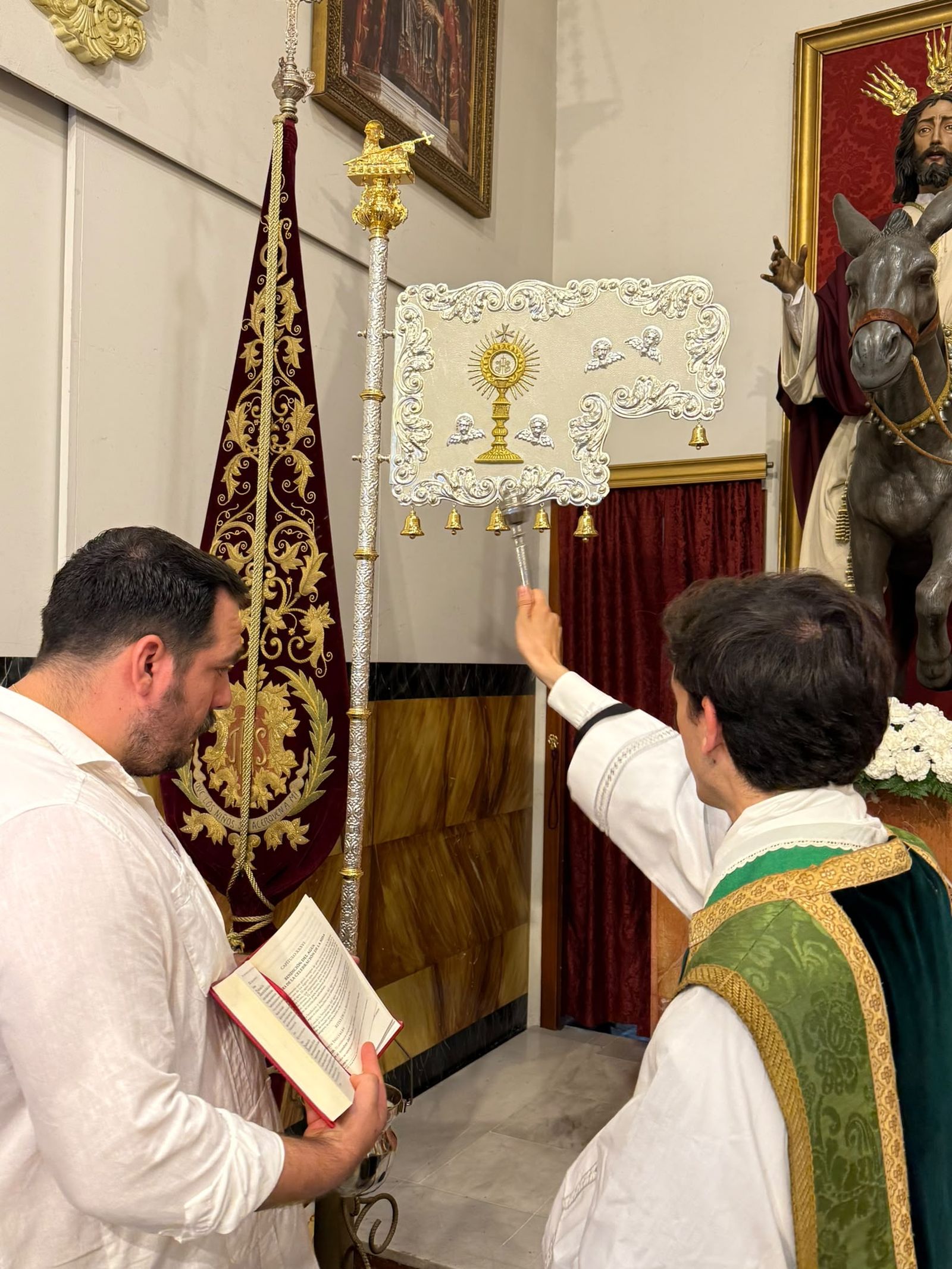 Uno de los momentos más relevantes de los actos previos fue la bendición del nuevo Guion Sacramental de la hermandad, una pieza realizada con trabajos de orfebrería de Manuel Fernando y bordados de Jesús González, que pasa a enriquecer el patrimonio de la corporación.