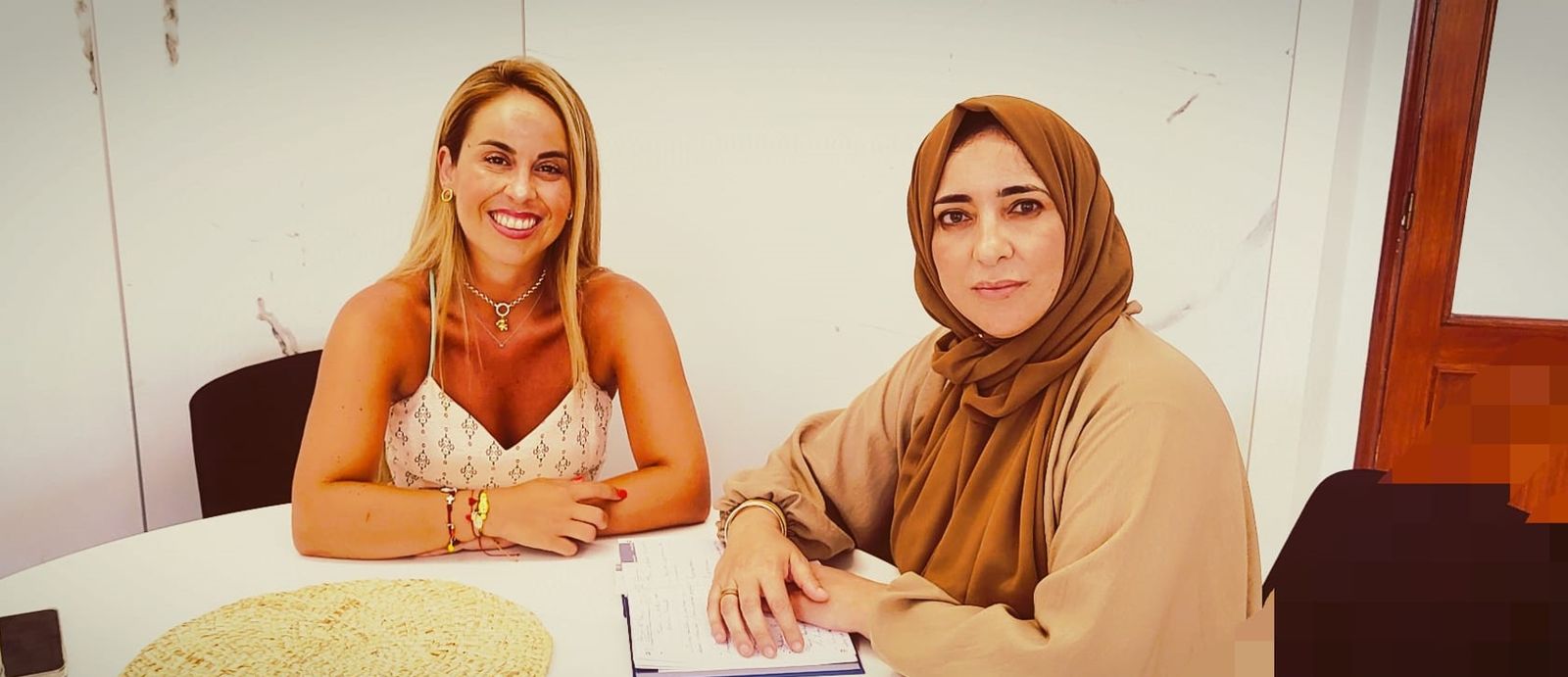 Tamara Guerrero con la presidenta de la AAVV Benzú, Rahma Mokhlis.