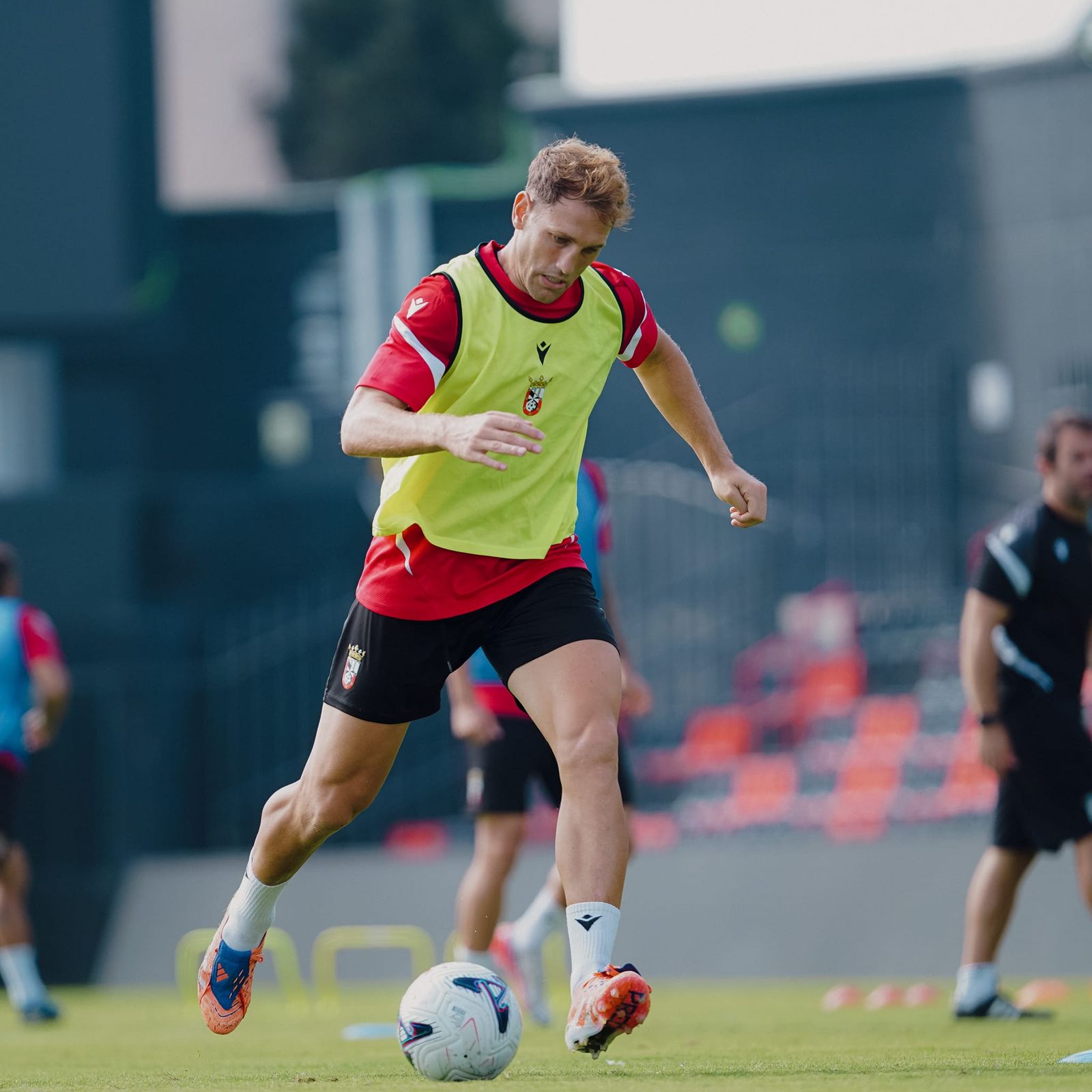 El capitán, Carlos Hernández, controla un balón durante el entrenamiento