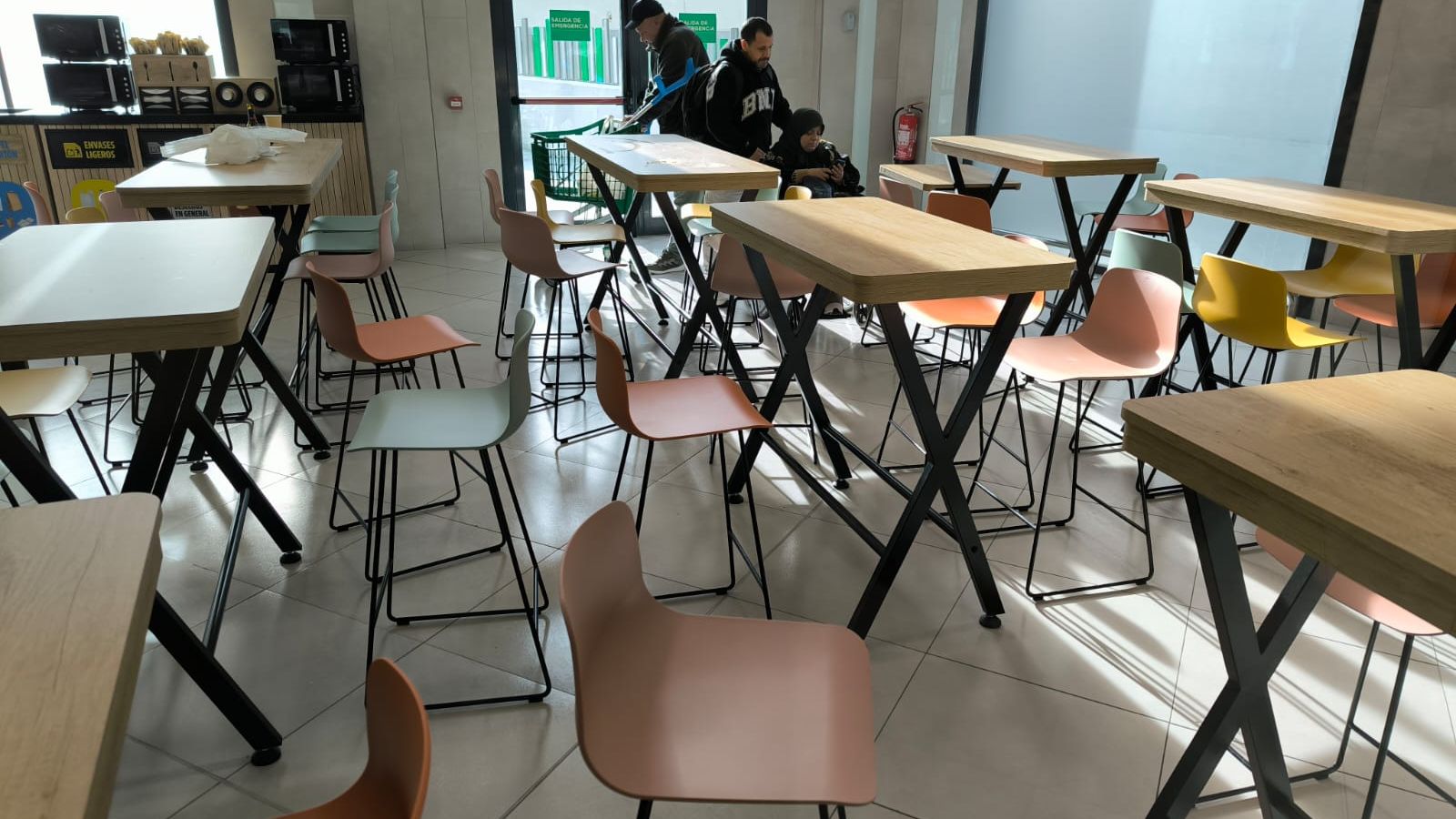 Mesas para comer en el Mercadona