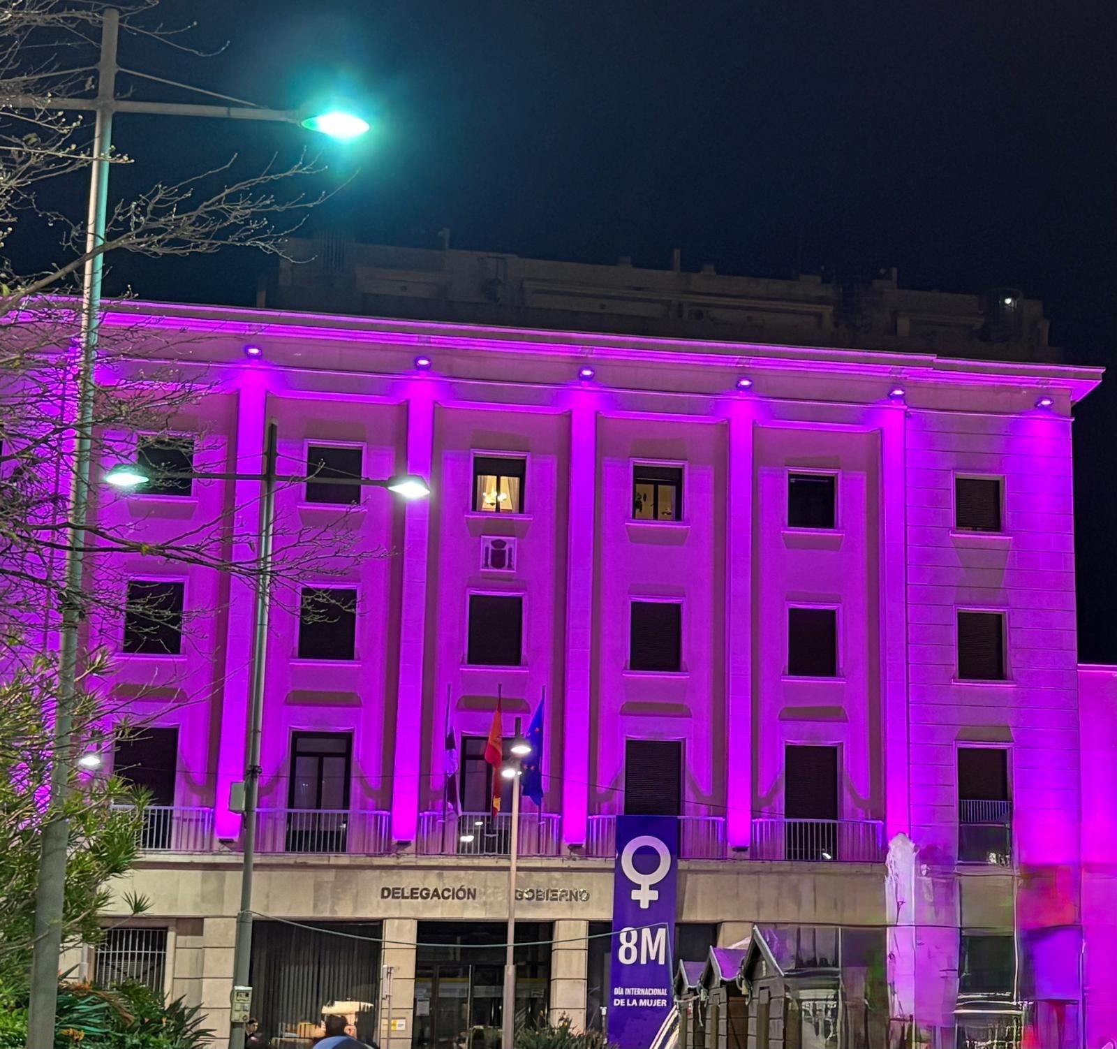 Sede de la Delegación del Gobierno, teñida de morado