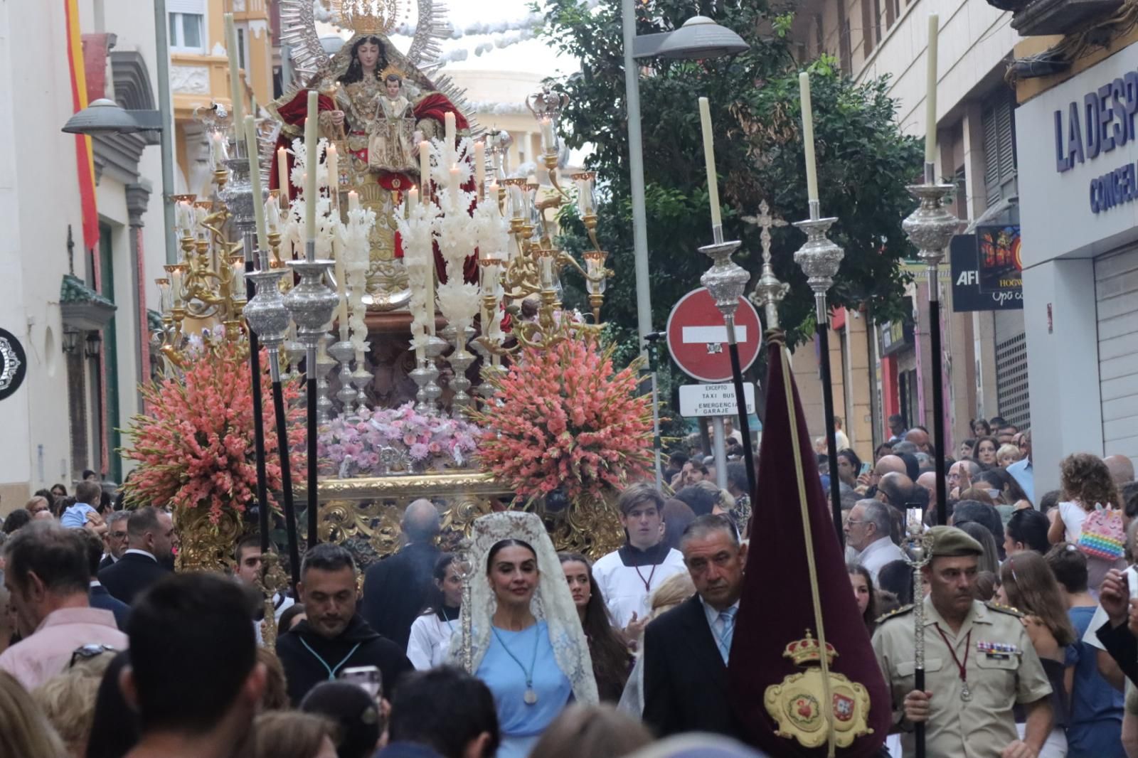 Los Remedios sale a las calles de Ceuta para abrazar y proteger a su pueblo