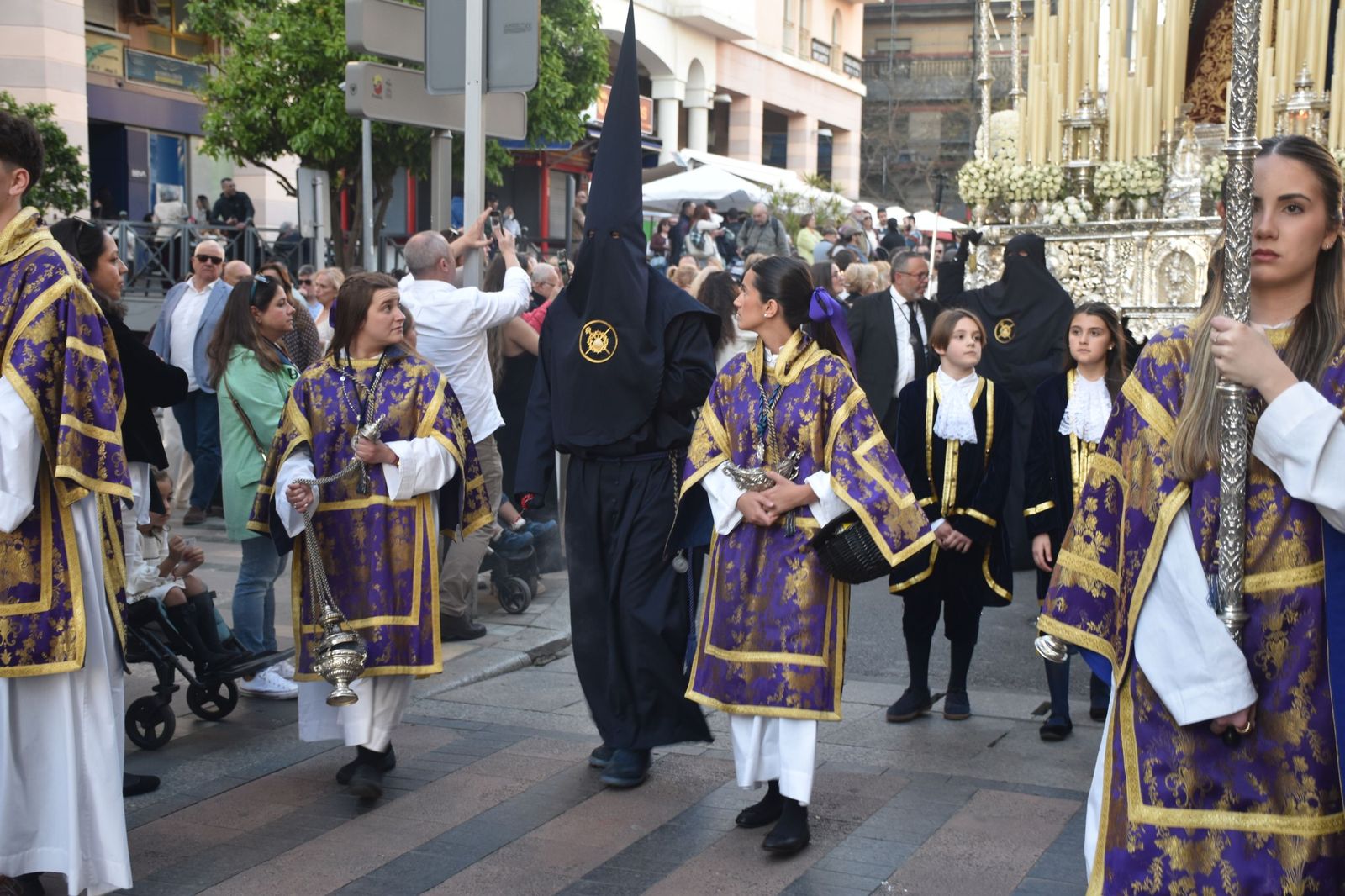 Aroma cofrade y estudiantil: Las Penas reina en el Jueves Santo