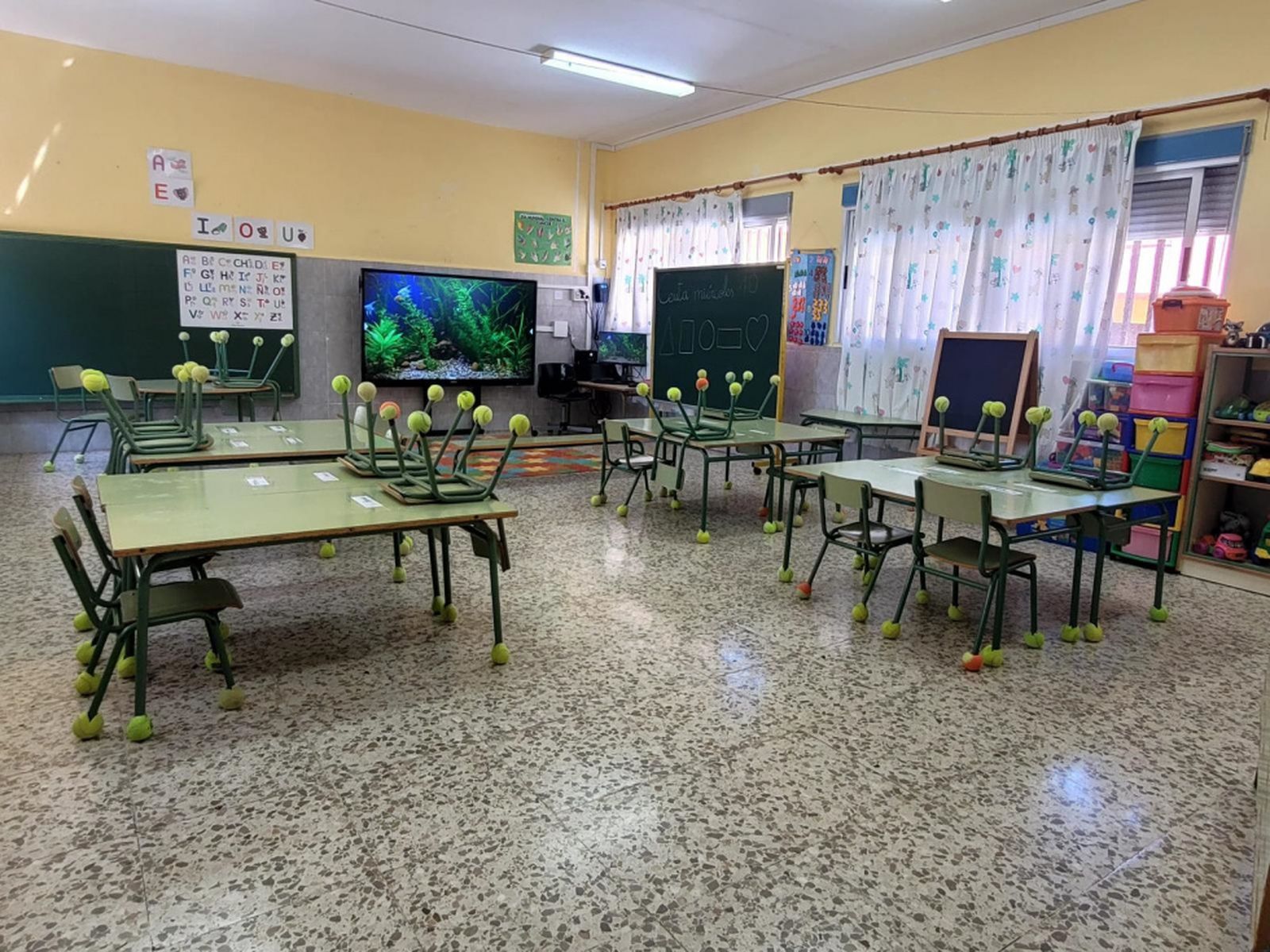 Una clase de Ceuta repleta de pelotas de tenis. / FOTO CEDIDA