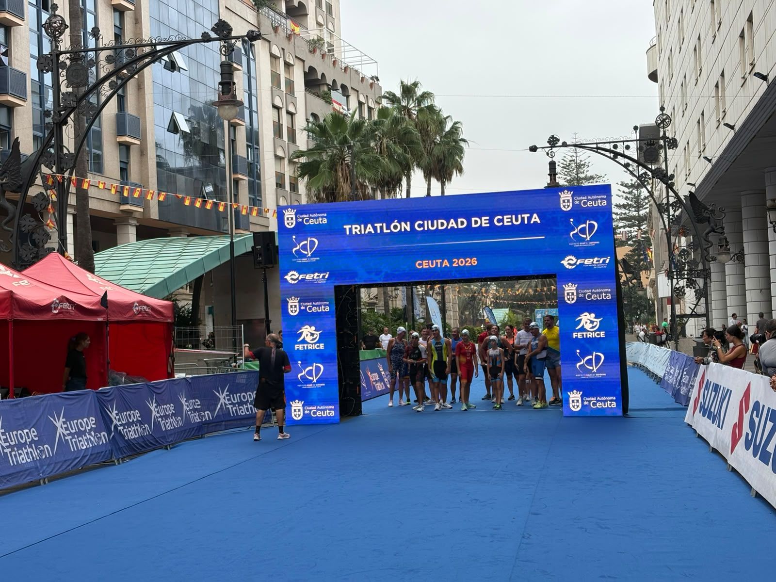 Los aficionados al triatlón en Ceuta se reúnen para participar en el Acuatlón Popular 'Juan Mur' y en la Phoenix Kids Triathlon