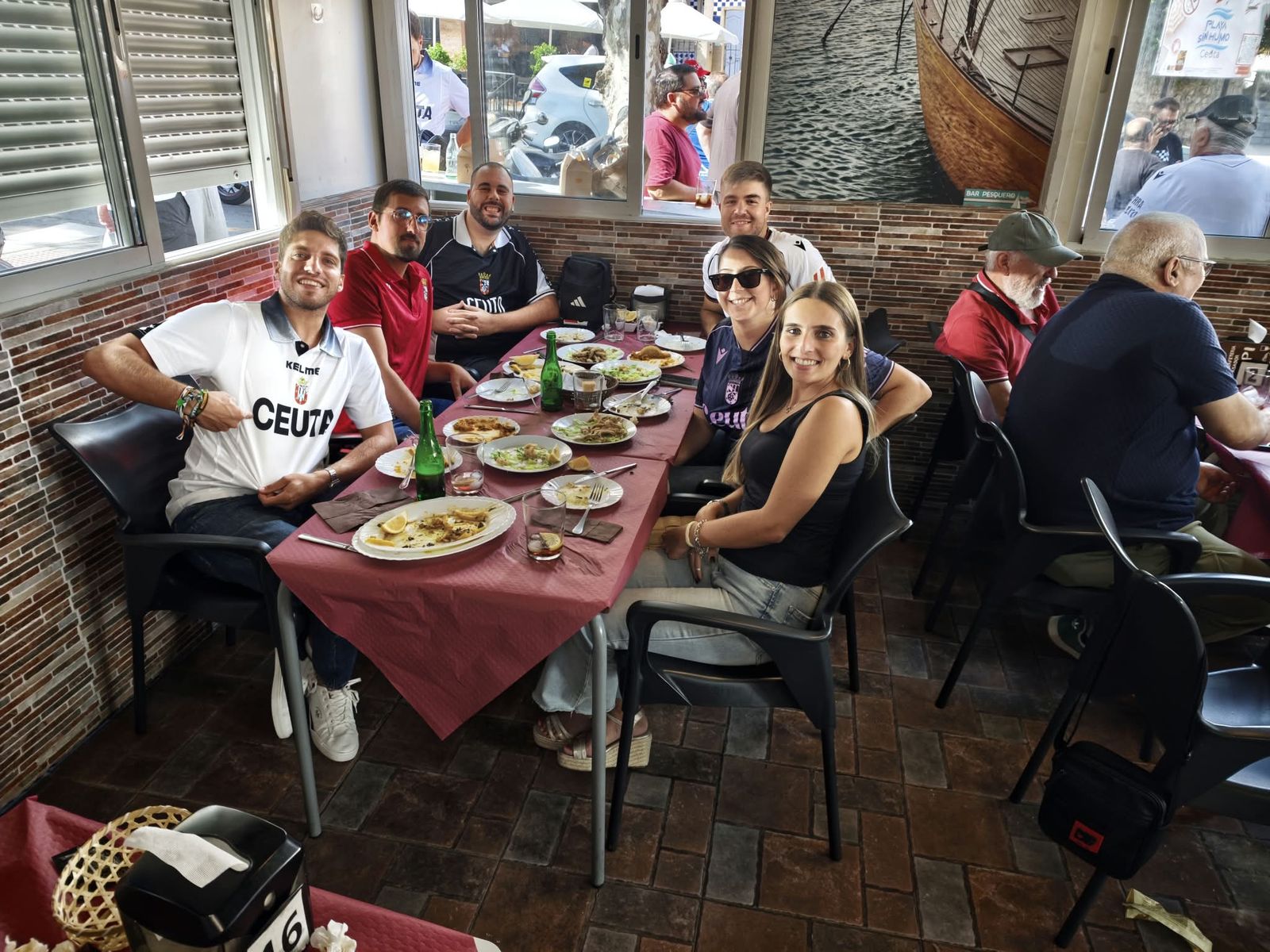 Aficionados en la previa del partido ante el Sabadell
