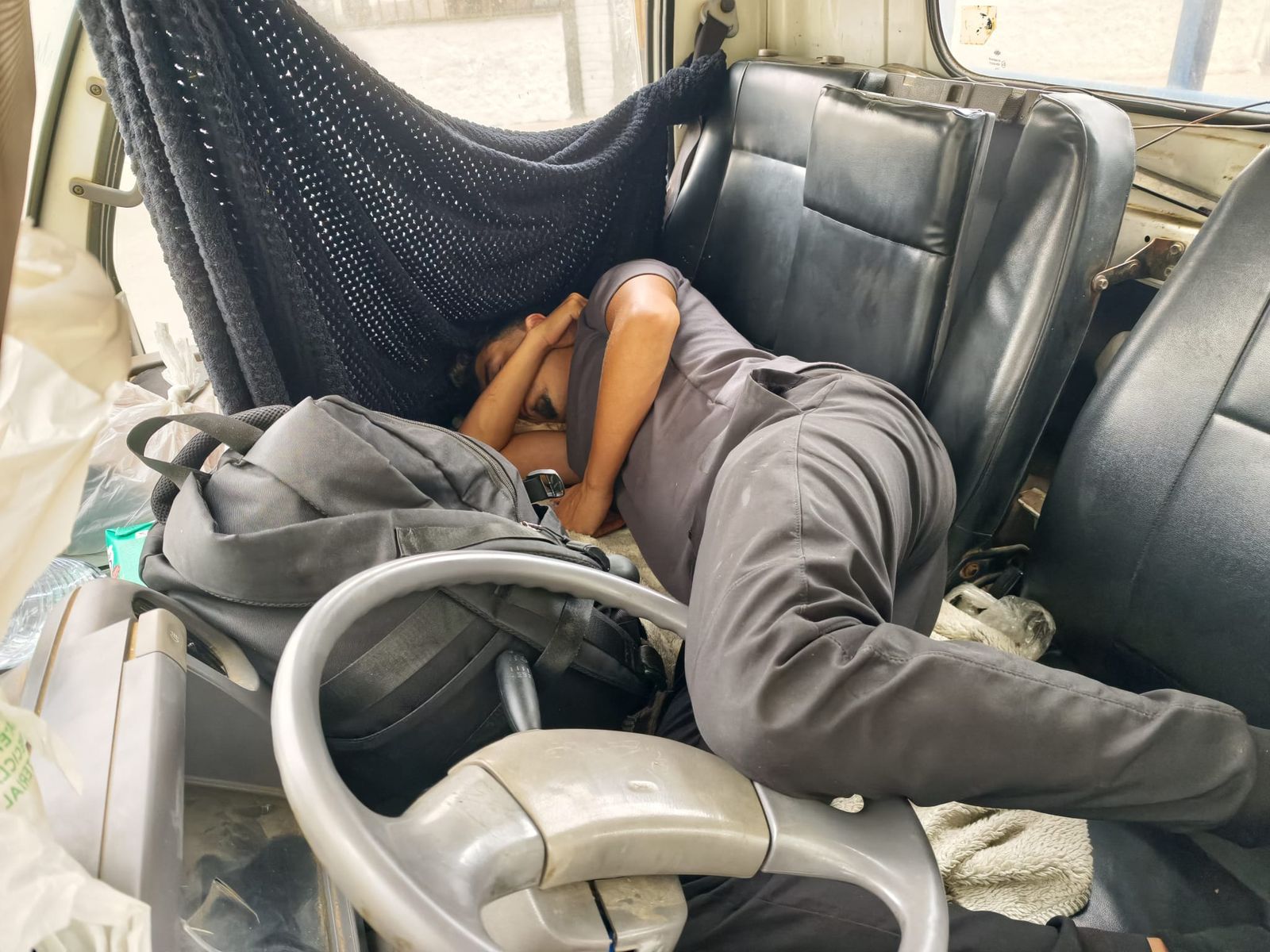Los vecinos de Barriada Postigo, “agotados” de ver migrantes durmiendo en coches abandonados