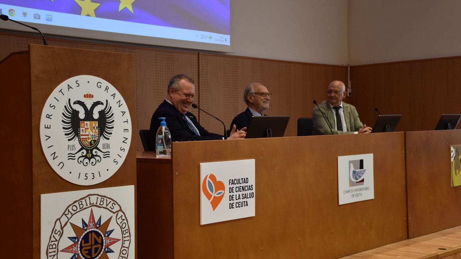 El presidente del Movimiento Europeo en España, Francisco Aldecoa, presenta el organismo en Ceuta, en el salón de actos de la UGR
