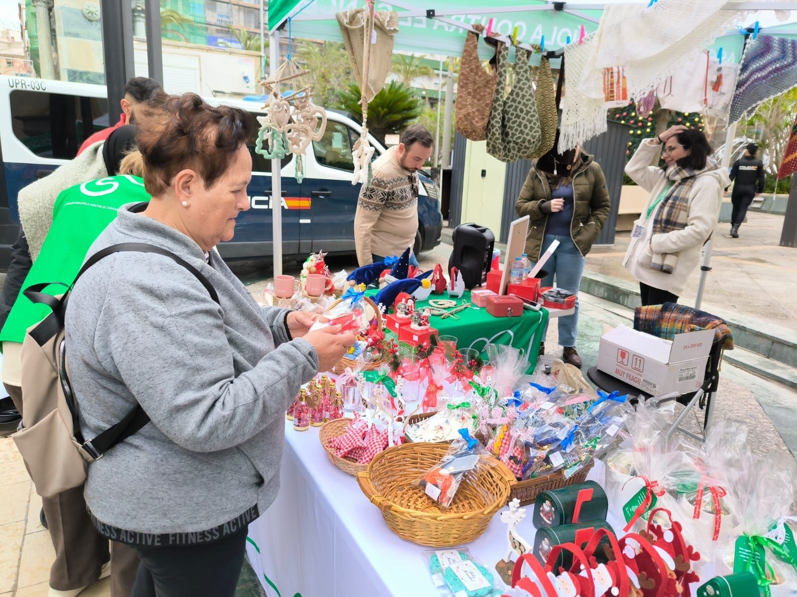Viandantes, ante el puesto de la AECC