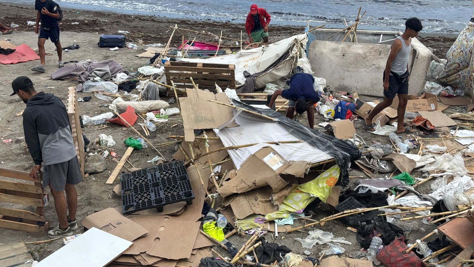 El asentamiento de migrantes en la playa de Benítez, este viernes tras el traslado