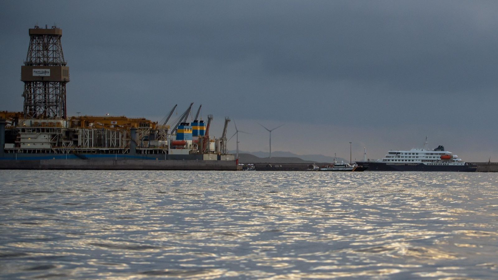 El "MV Hondius", fondeado en el puerto de Granadilla