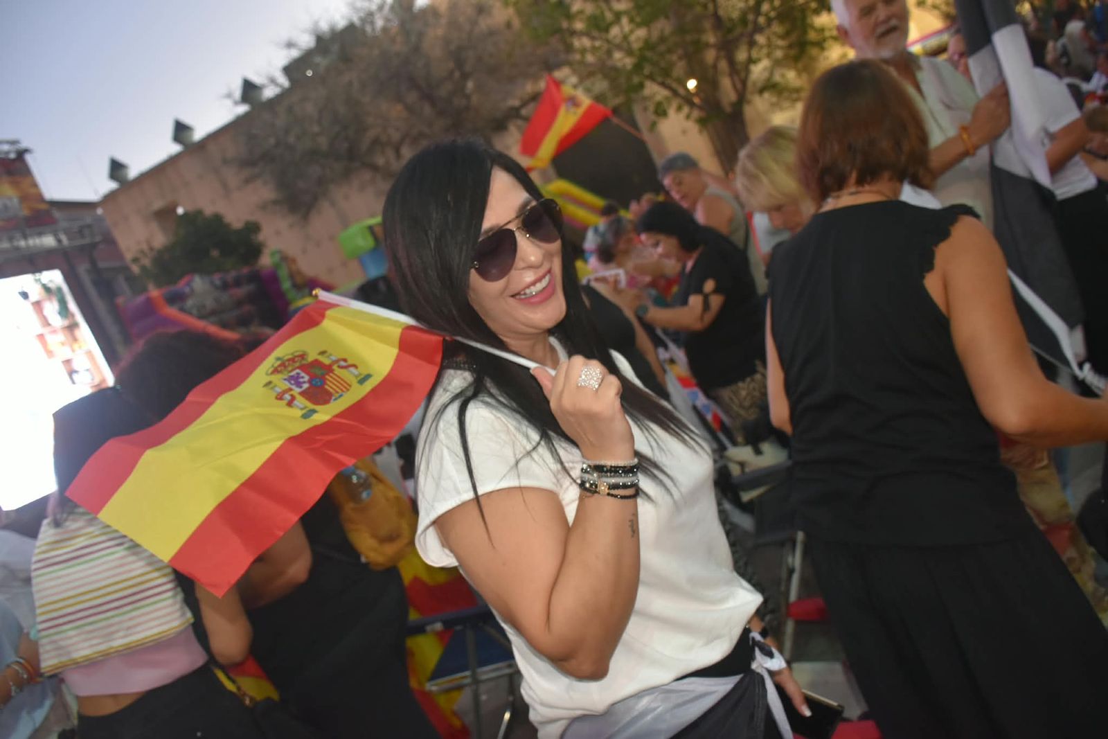 La Plaza de los Reyes se convierte en un gran salón para arropar a Vivas