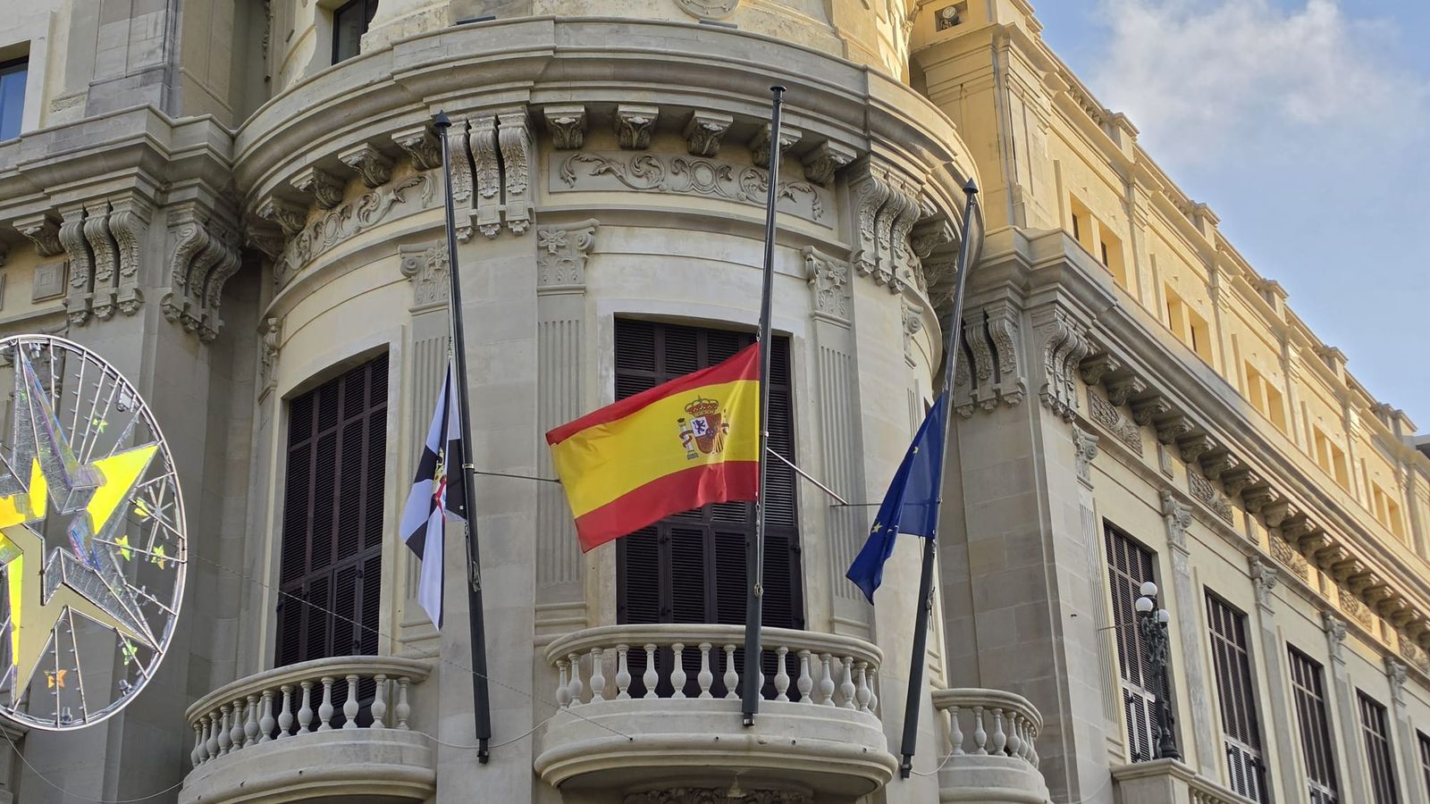 Ceuta muestra su duelo por la tragedia ferroviaria de Toledo con las banderas a media asta