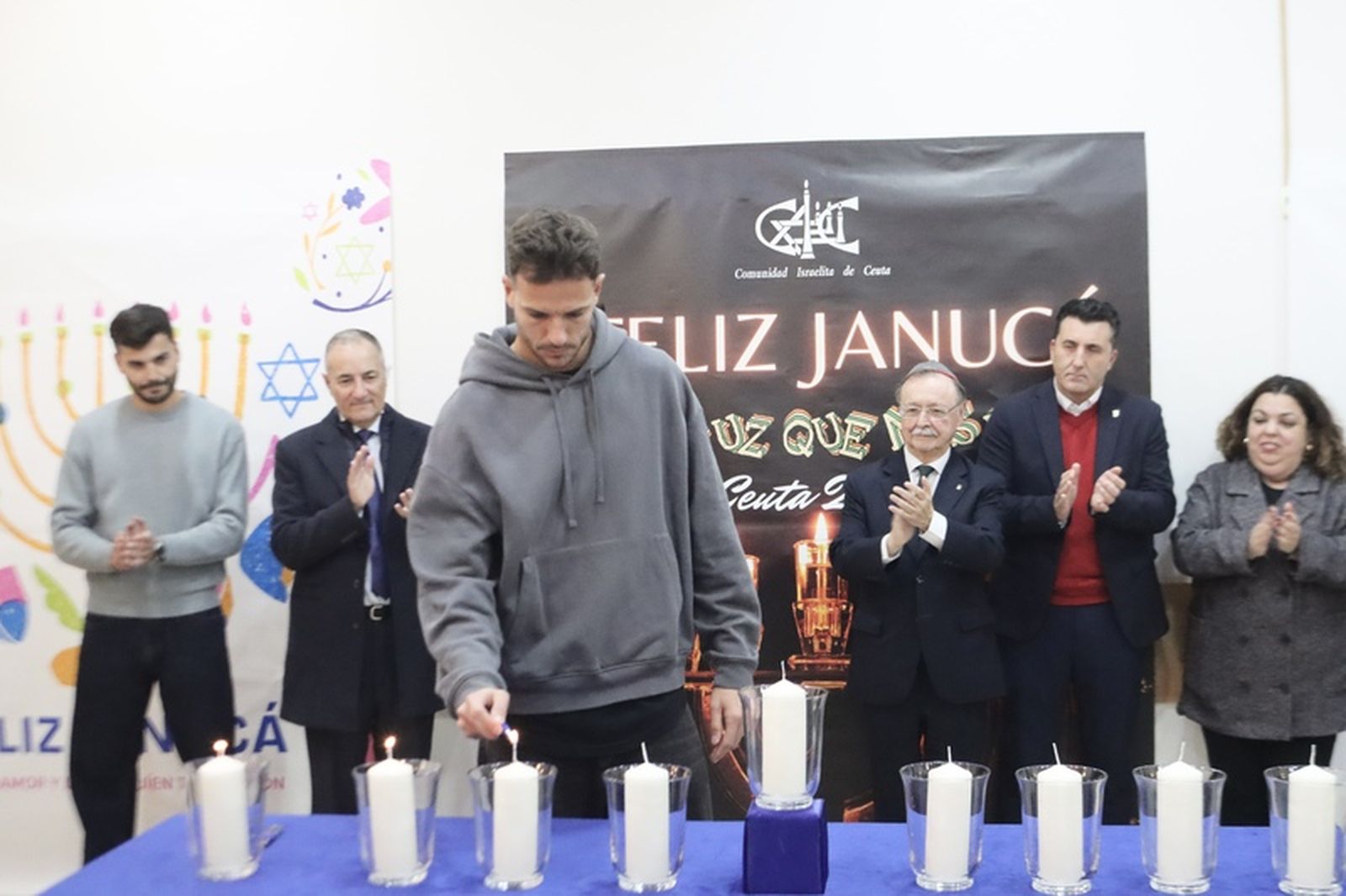 El alumbrado especial anuncia el inicio de la fiesta de las luces judía