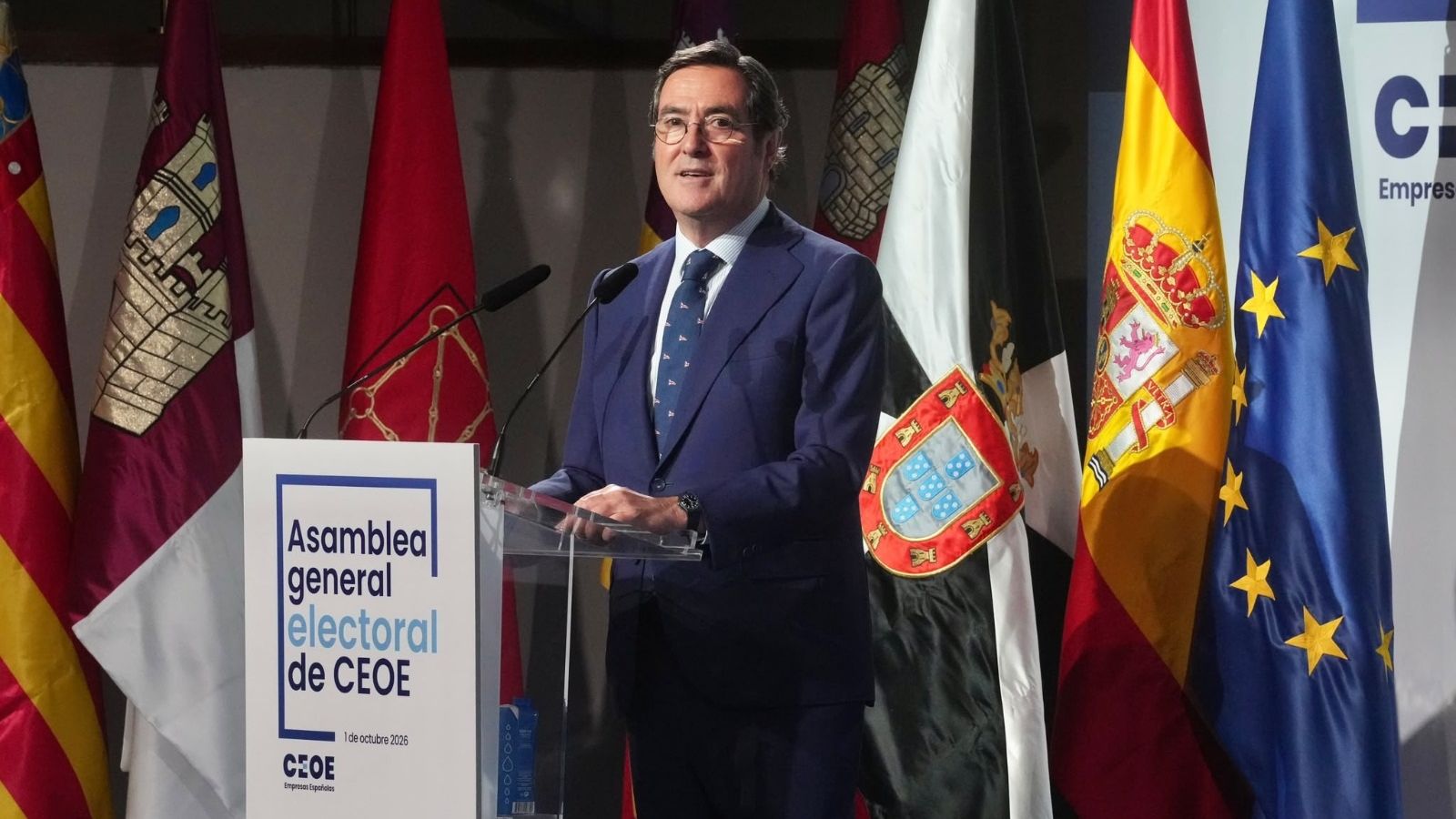 Antonio Garamendi, sobre el escenario ante una bandera de Ceuta