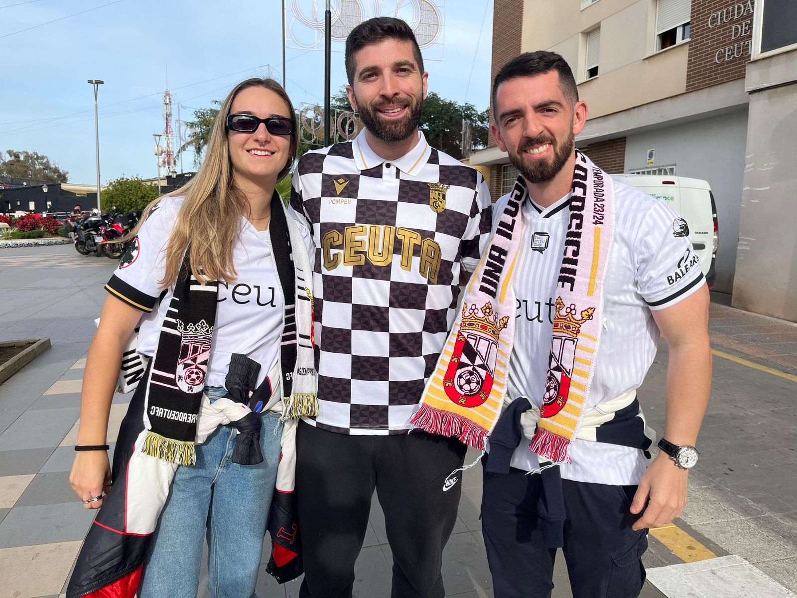 Gran 'ambientazo' en la previa del partido con las aficiones entregadas a sus respectivos equipos