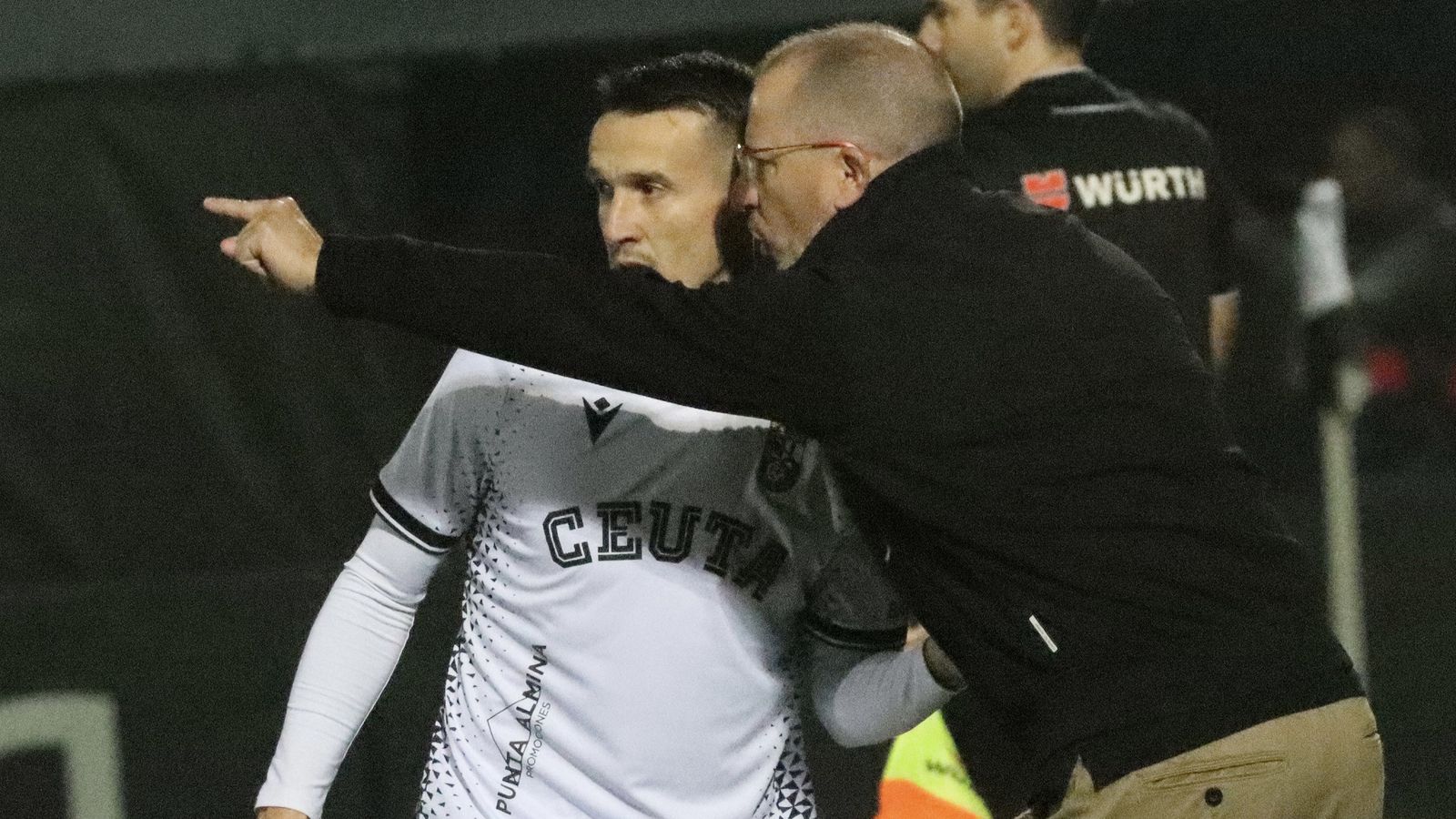José Juan Romero, técnico de la AD Ceuta FC, dando instrucciones a Salvi Sánchez durante el encuentro ante la UD Las Palmas.