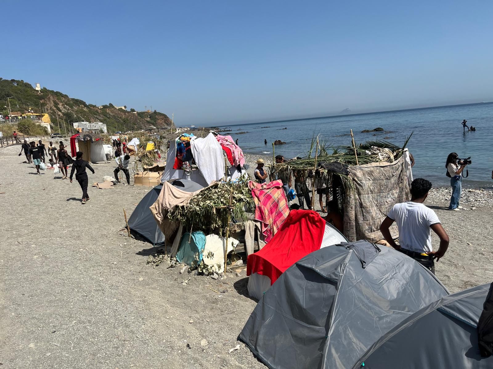 La Playa del Trampolín se llena de chozas como refugio de los migrantes