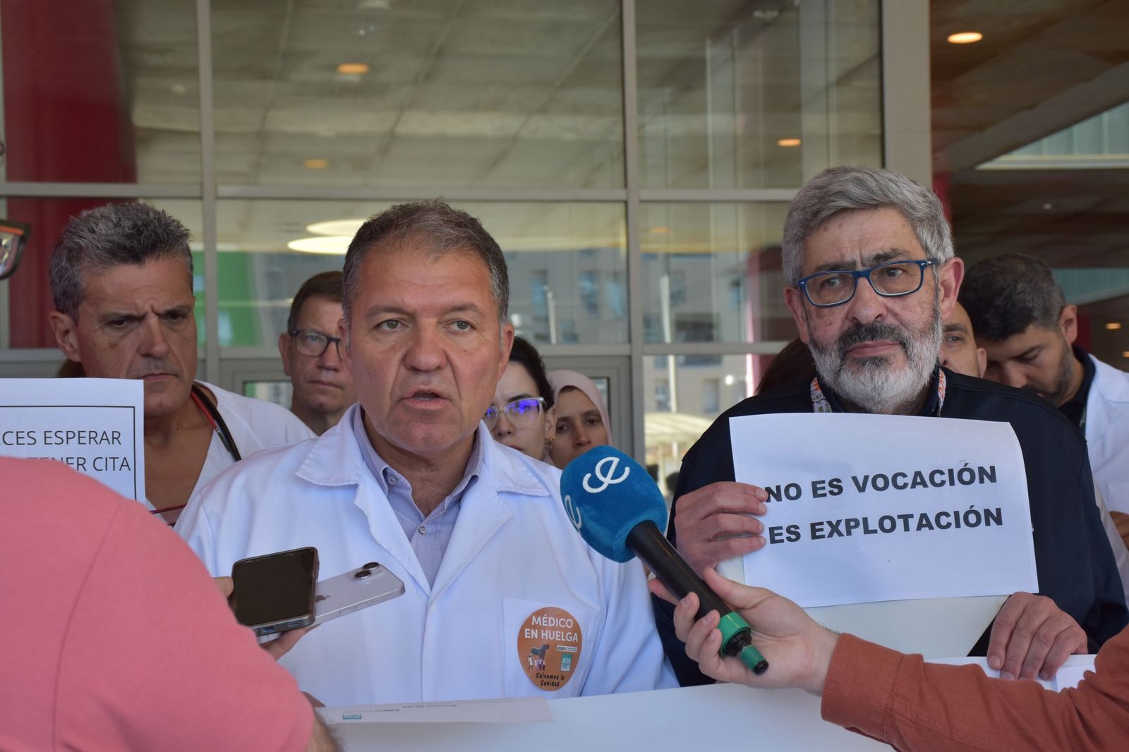 El presidente y el secretario general del Sindicato Médico de Ceuta, Enrique Roviralta y Abdelghani El Amrani, durante la concentración en el HUCE por la huelga nacional