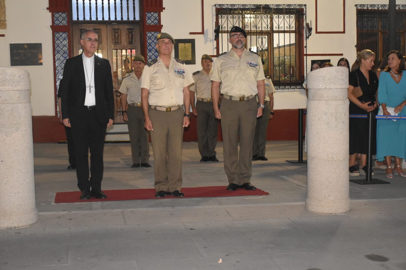 Así fue el arriado de bandera en la plaza de África