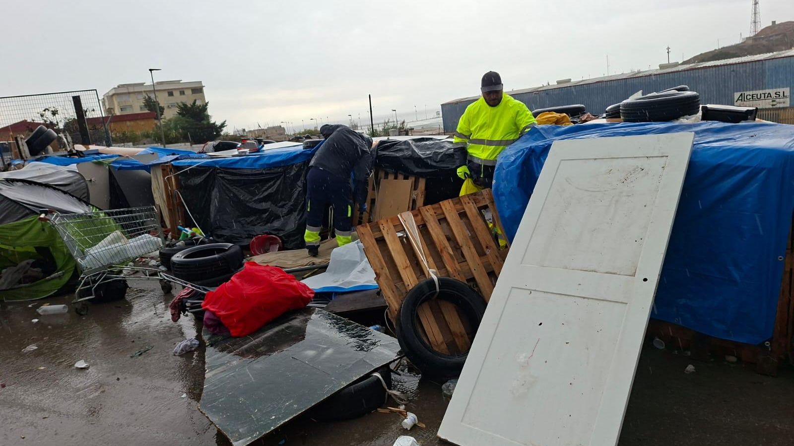Los servicios de limpieza trabajan tras el desalojo de asentamientos ilegales de inmigrantes