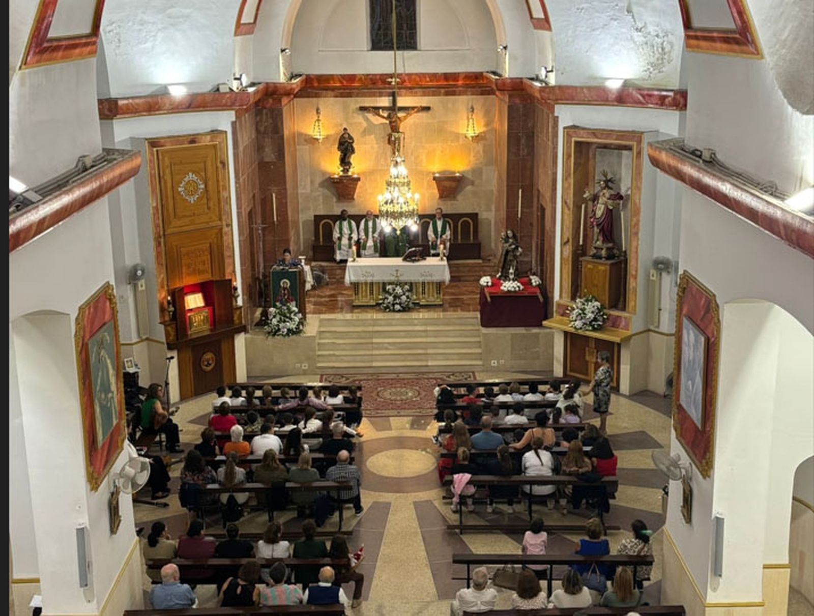 Oficio religioso celebrado en la parroquia de Santa Teresa