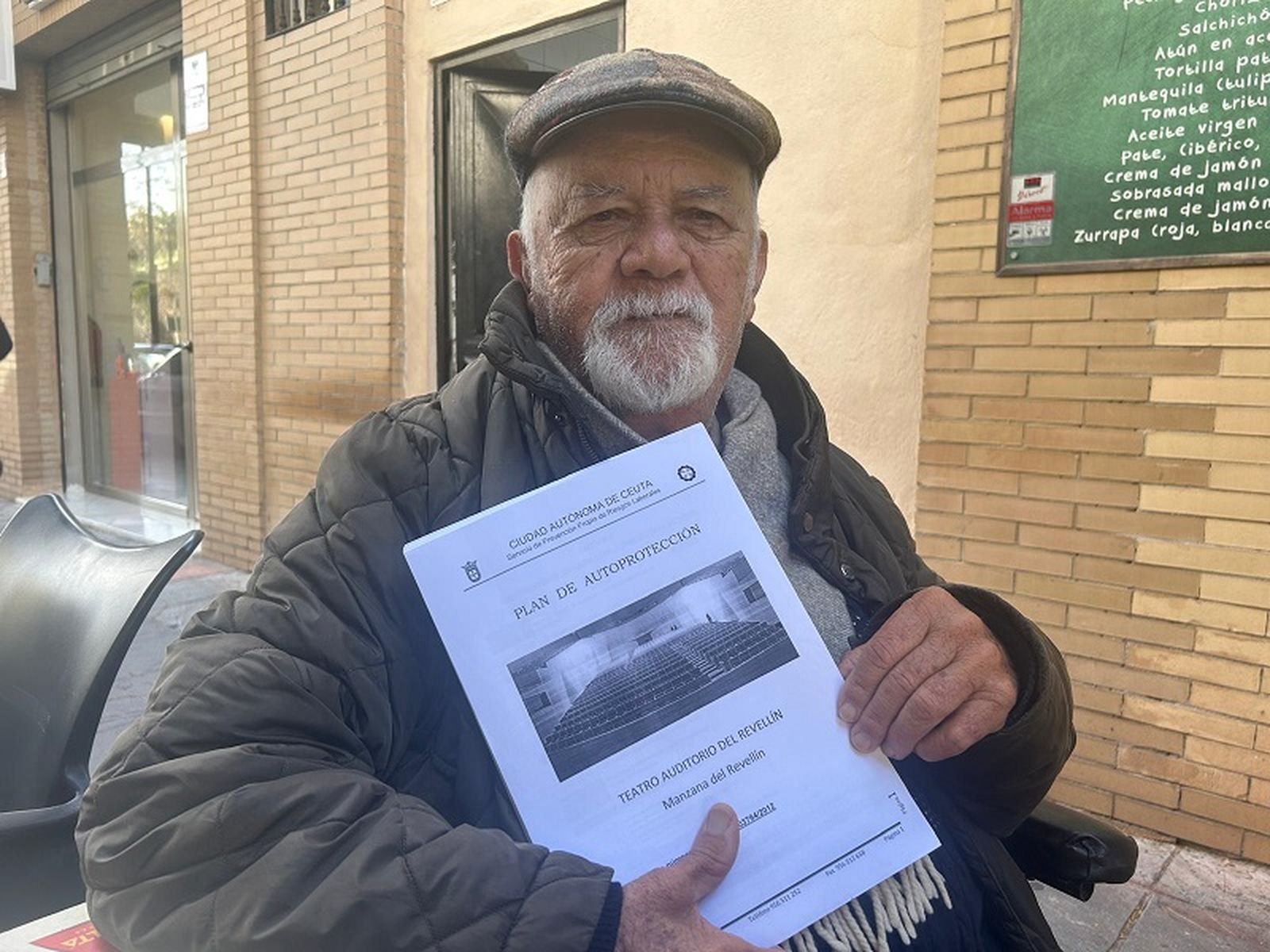 Ricardo Teresa sostiene el Plan de Autoprotección del Revellín que le dieron desde la Gerencia del teatro para justificar su ubicación en una zona de poca visibilidad. / FOTO G.S.