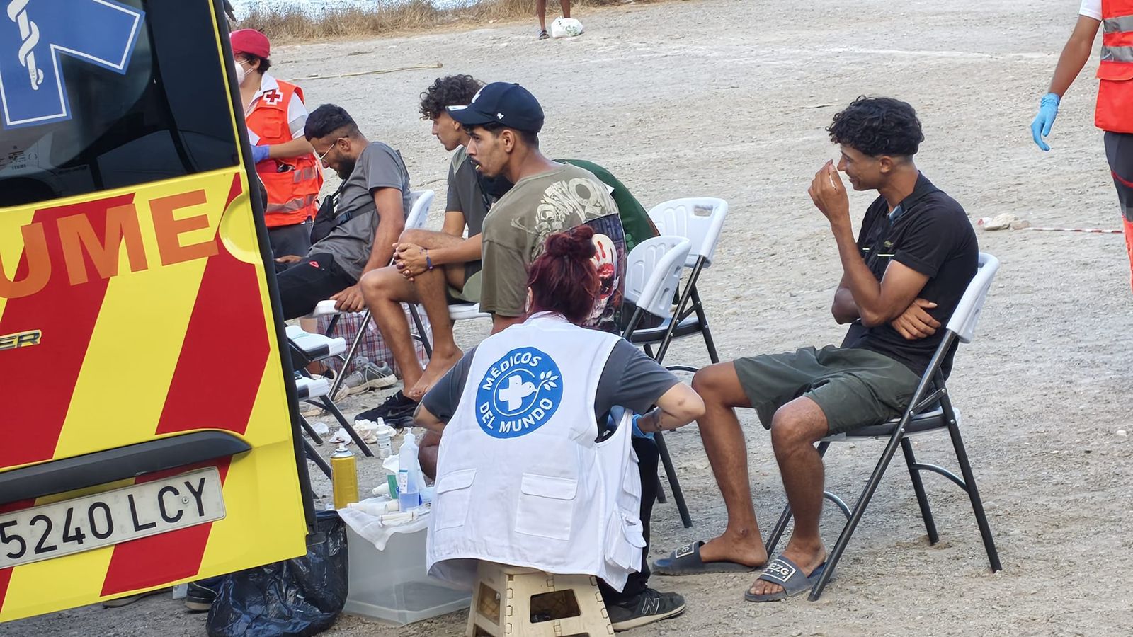 Sanitarios atienden a migrantes en la playa del Trampolín
