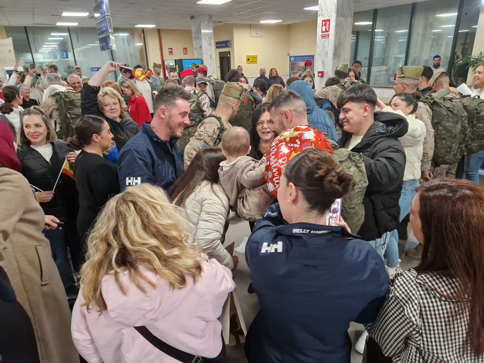 FOTOGALERÍA | De Irak a los brazos de su gente: fotogalería del regreso de la COMGECEU