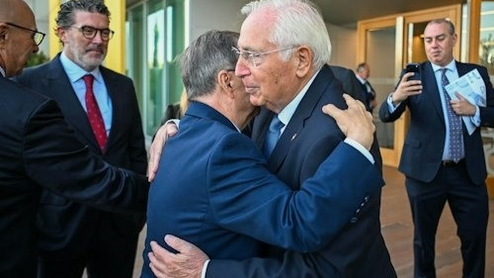 Saludo entre Vivas e Imbroda