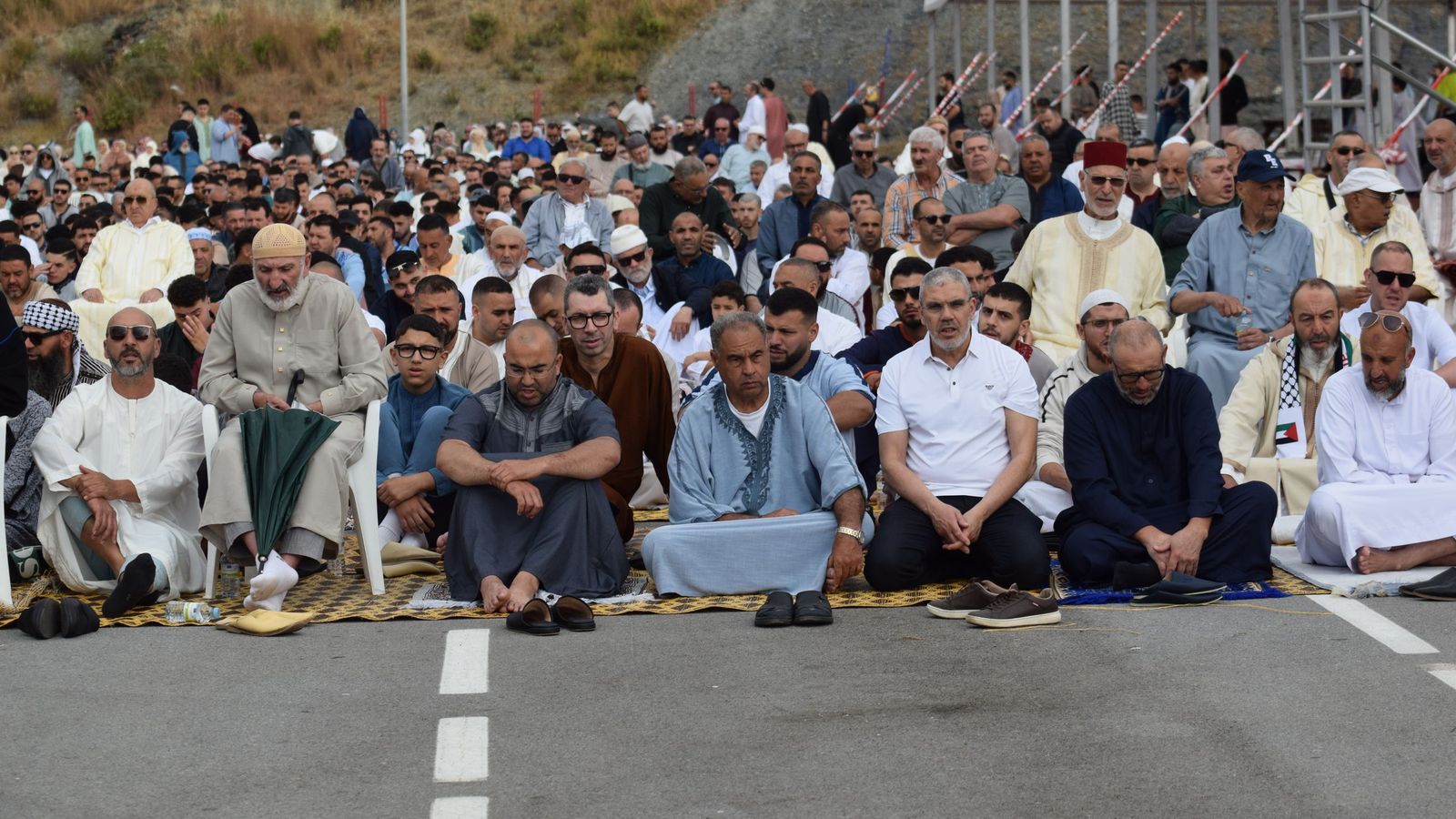 Los musulmanes de Ceuta abrazan la tradicional Musal-la que marca el inicio del Eid al Adha
