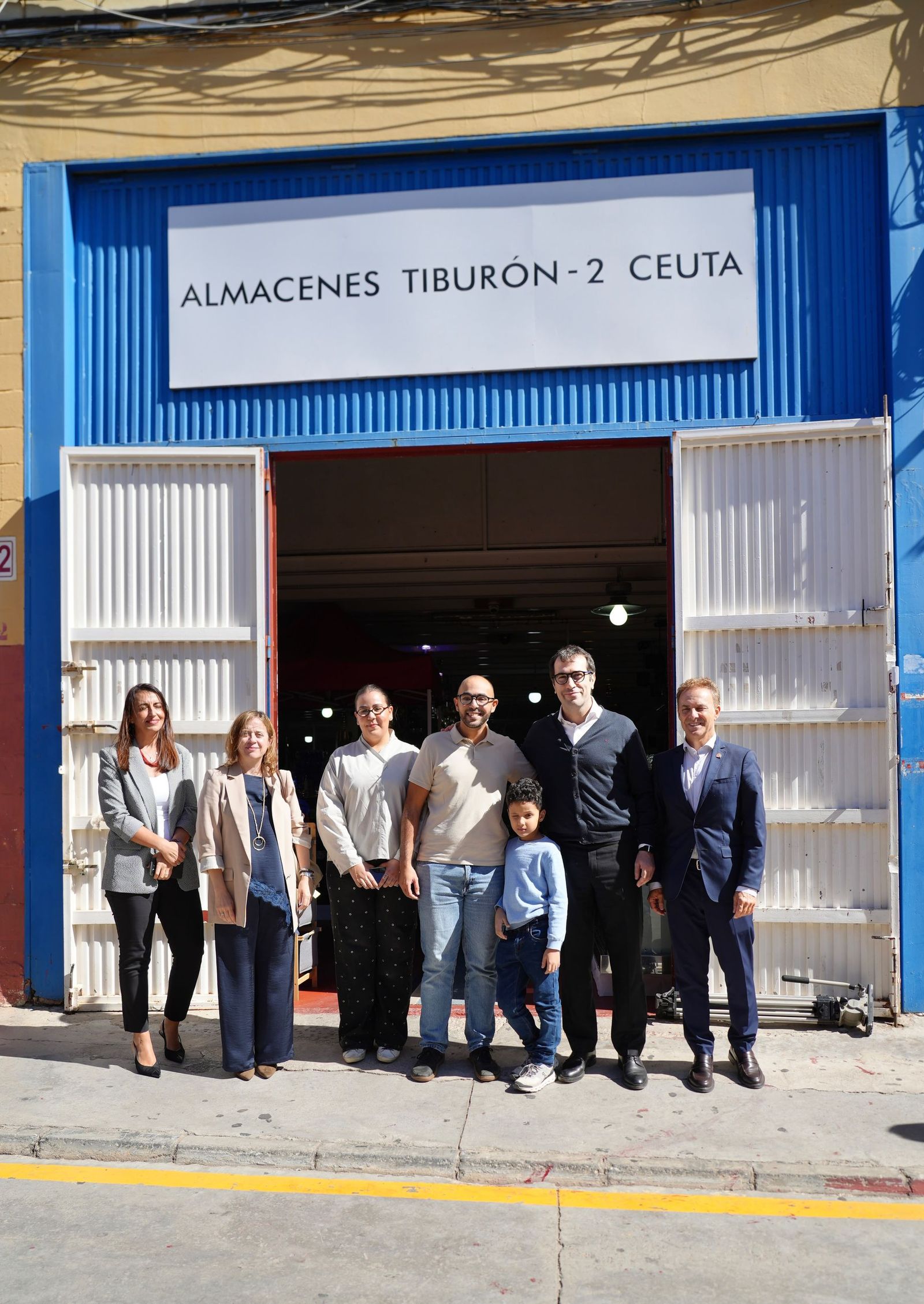 Carlos Cuerpo conoce de primera mano el comercio del Tarajal y los secretos del chocolate Maruja
